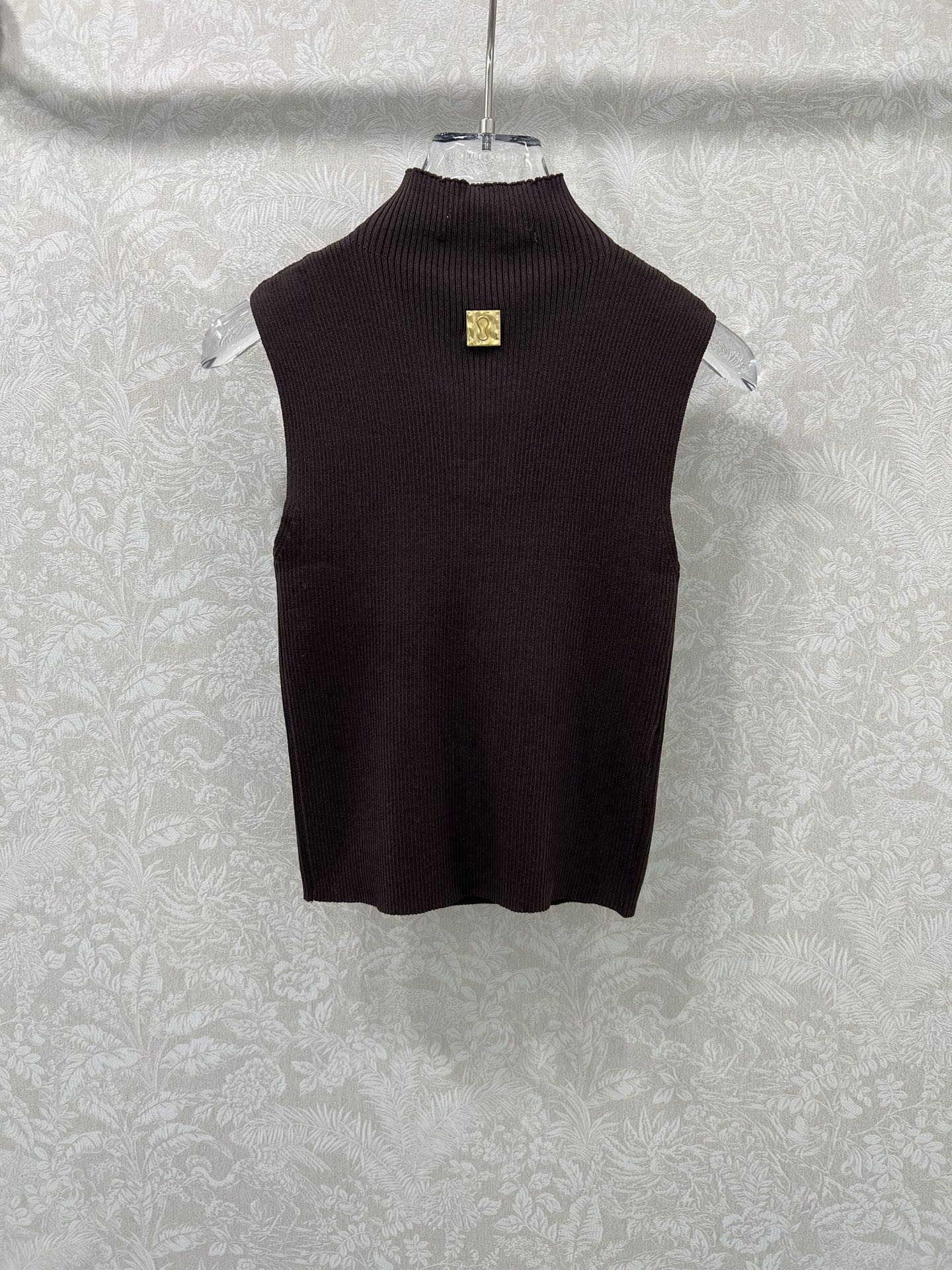 🔥🔥Sch*法国本土品牌 25新款胸前钥匙金扣装饰无袖针织上衣 展现出肩颈线条柔美流畅   修身剪裁贴合