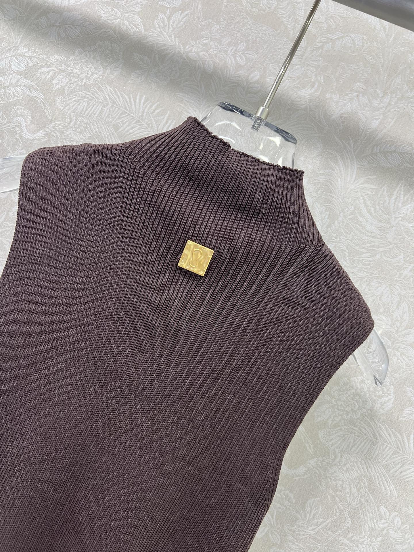 🔥🔥Sch*法国本土品牌 25新款胸前钥匙金扣装饰无袖针织上衣 展现出肩颈线条柔美流畅   修身剪裁贴合