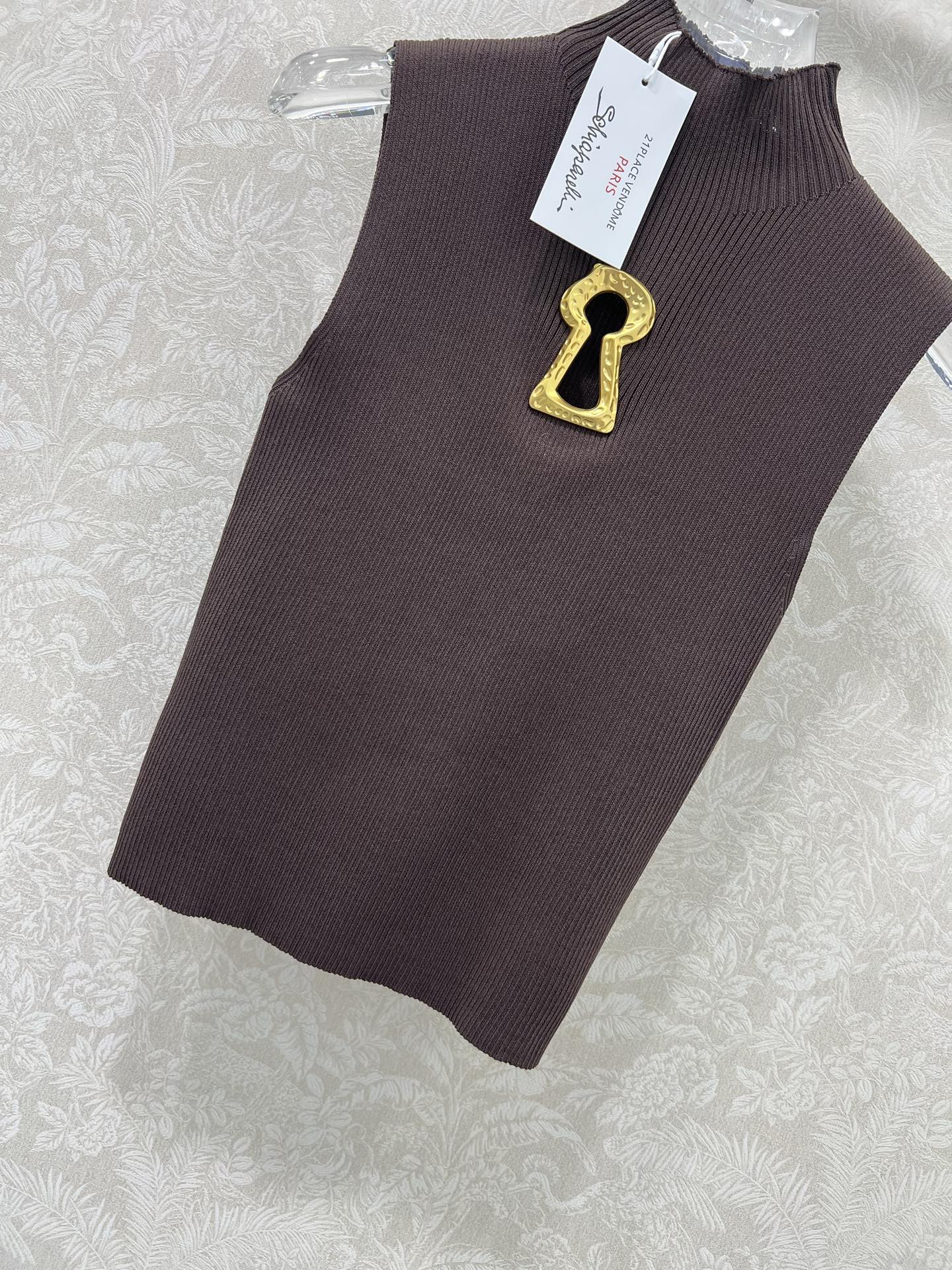 🔥🔥Sch*法国本土品牌 25新款胸前钥匙金扣装饰无袖针织上衣 展现出肩颈线条柔美流畅   修身剪裁贴合