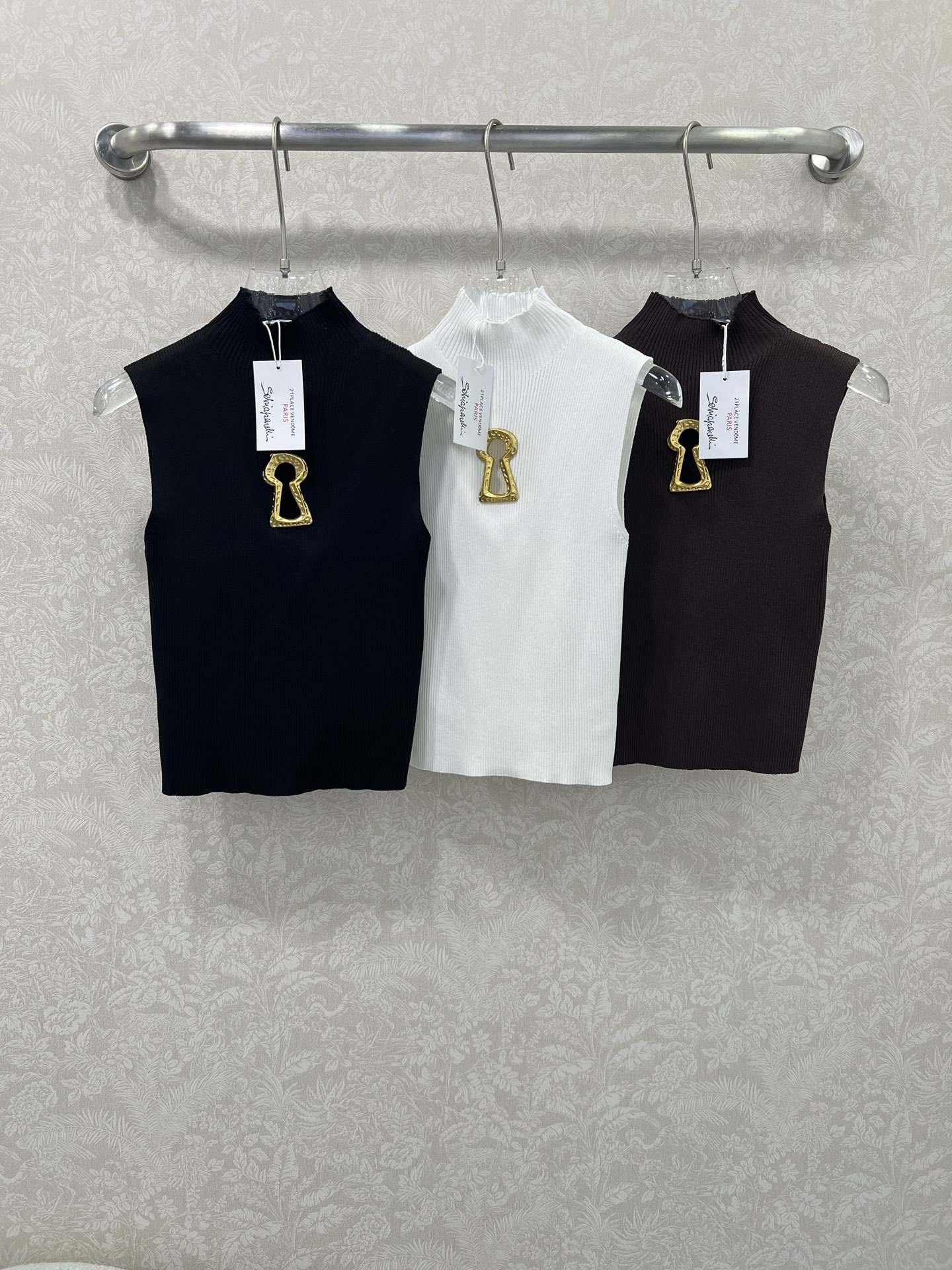 🔥🔥Sch*法国本土品牌 25新款胸前钥匙金扣装饰无袖针织上衣 展现出肩颈线条柔美流畅   修身剪裁贴合