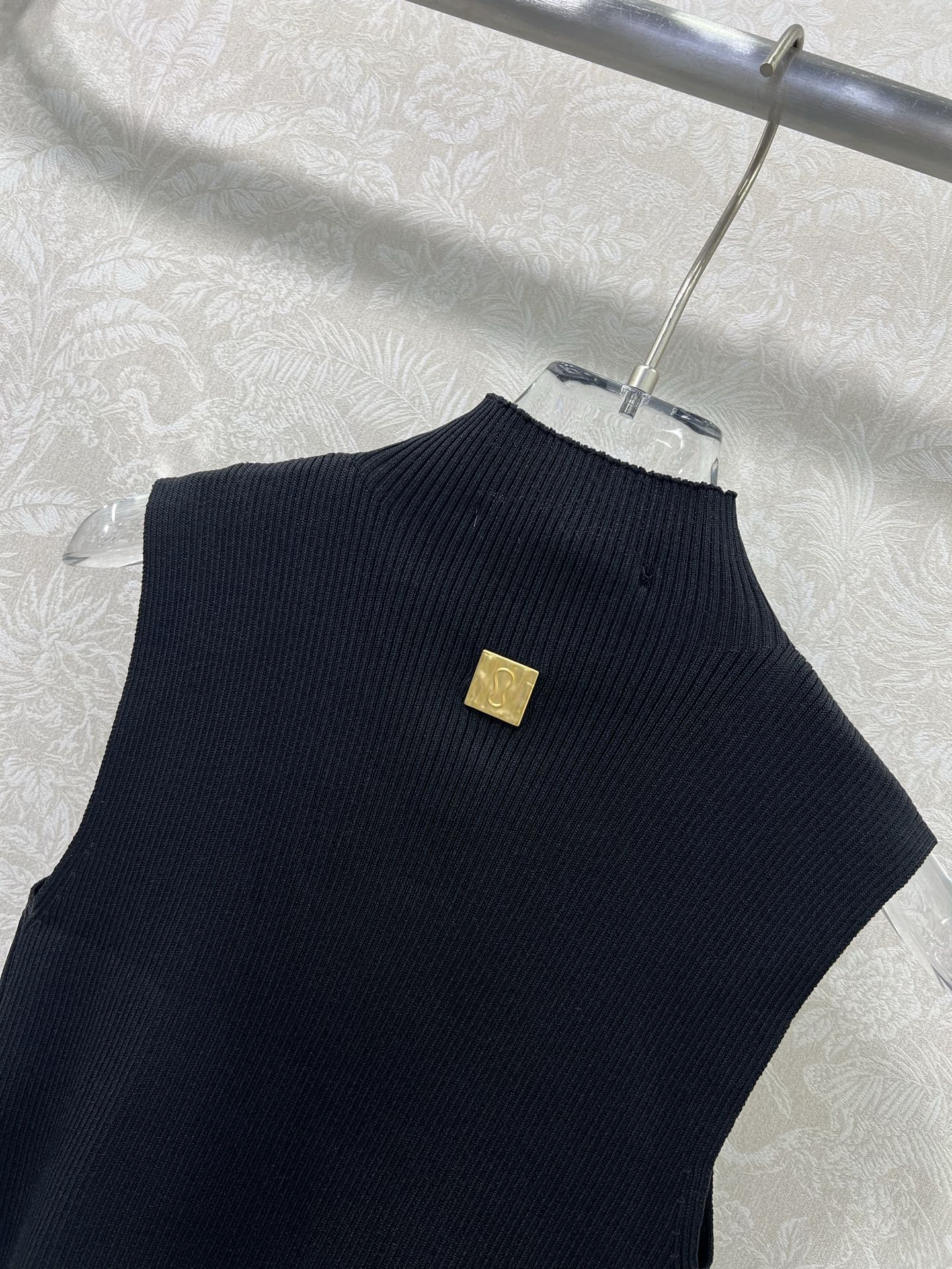 🔥🔥Sch*法国本土品牌 25新款胸前钥匙金扣装饰无袖针织上衣 展现出肩颈线条柔美流畅   修身剪裁贴合