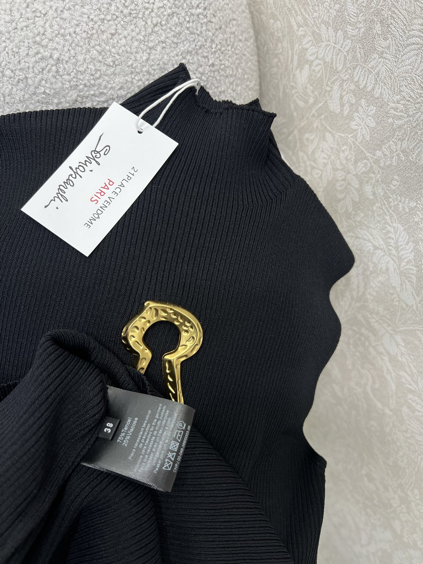 🔥🔥Sch*法国本土品牌 25新款胸前钥匙金扣装饰无袖针织上衣 展现出肩颈线条柔美流畅   修身剪裁贴合