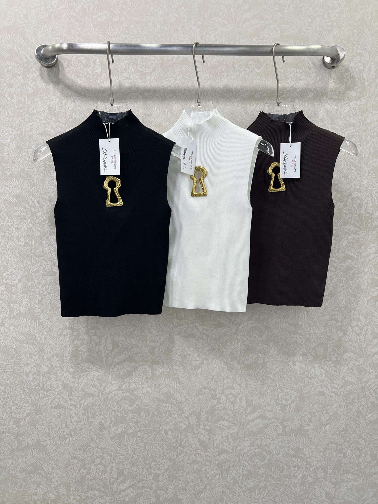 🔥🔥Sch*法国本土品牌 25新款胸前钥匙金扣装饰无袖针织上衣 展现出肩颈线条柔美流畅   修身剪裁贴合