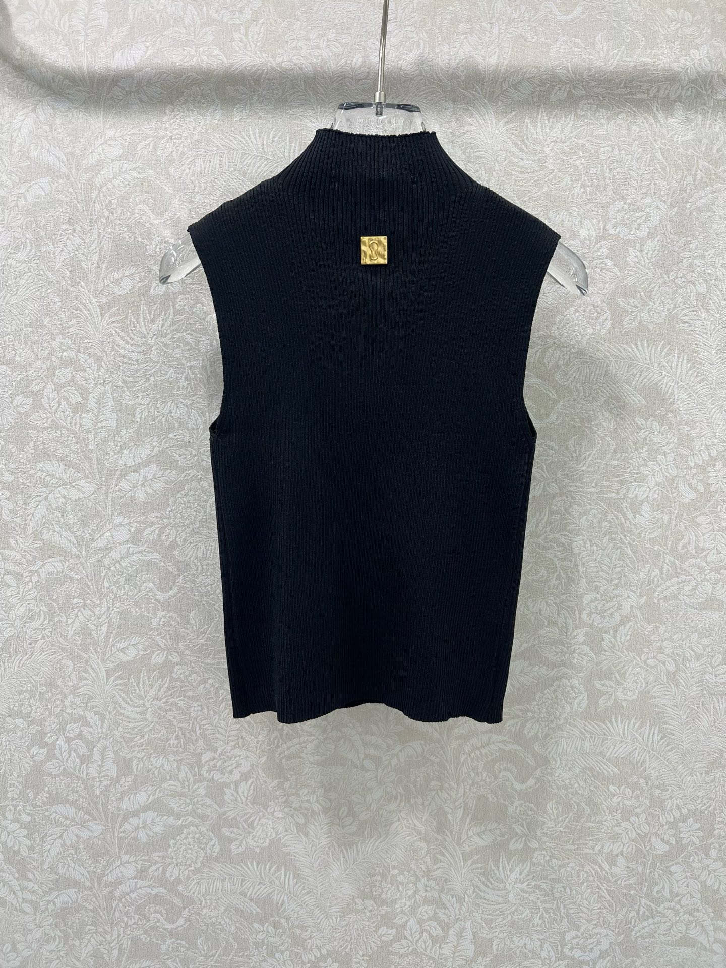 🔥🔥Sch*法国本土品牌 25新款胸前钥匙金扣装饰无袖针织上衣 展现出肩颈线条柔美流畅   修身剪裁贴合