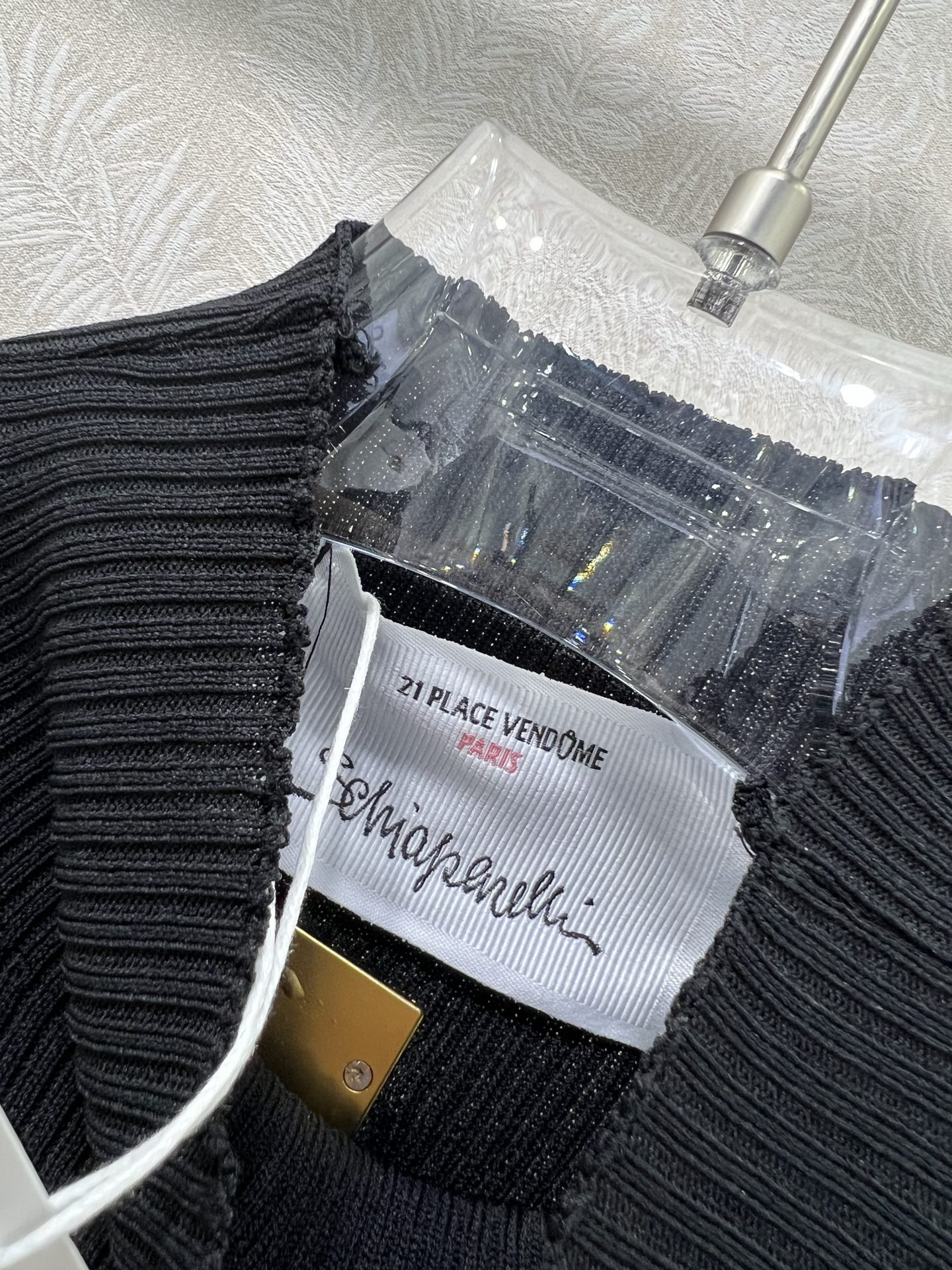 🔥🔥Sch*法国本土品牌 25新款胸前钥匙金扣装饰无袖针织上衣 展现出肩颈线条柔美流畅   修身剪裁贴合