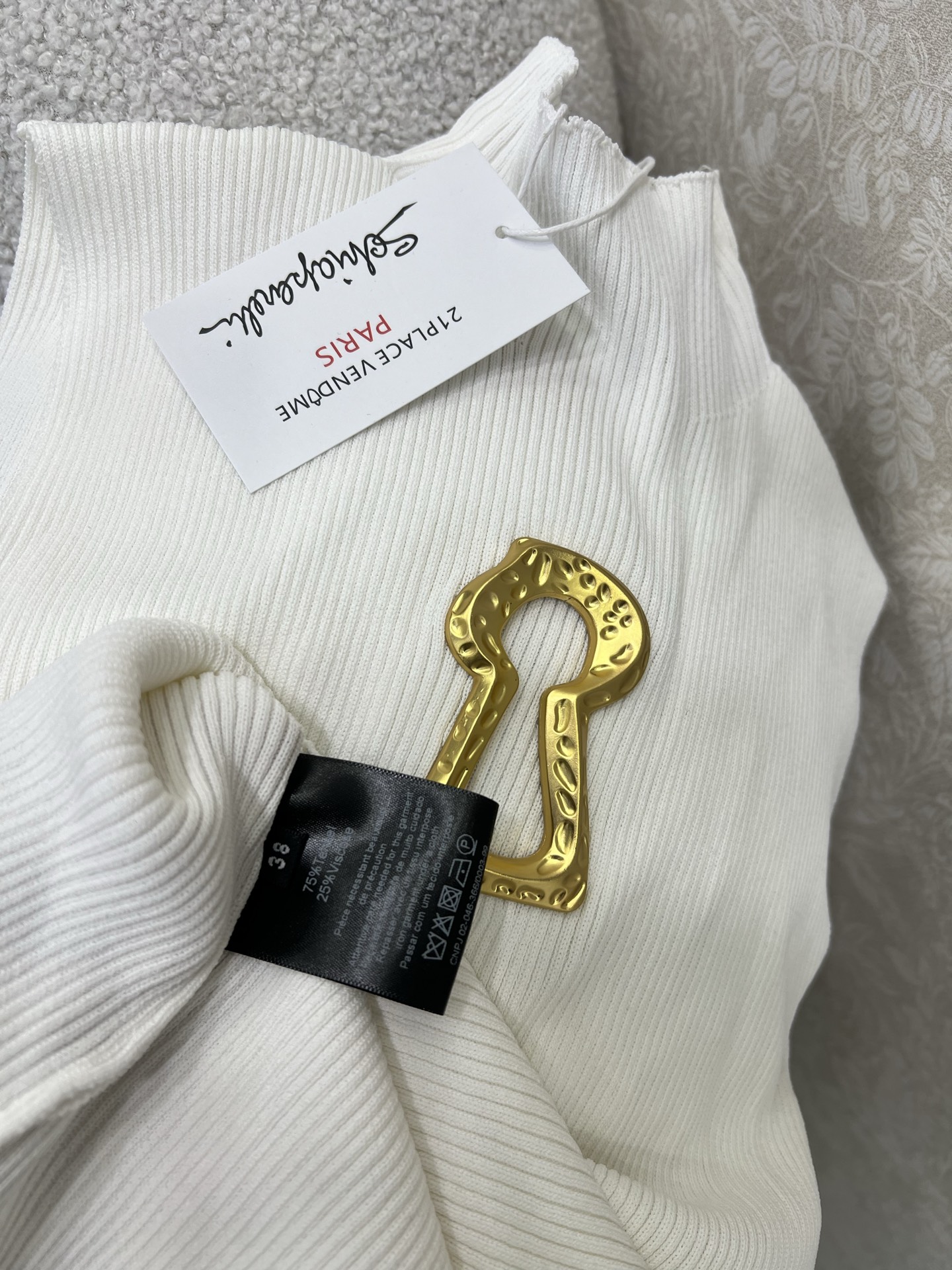 🔥🔥Sch*法国本土品牌 25新款胸前钥匙金扣装饰无袖针织上衣 展现出肩颈线条柔美流畅   修身剪裁贴合