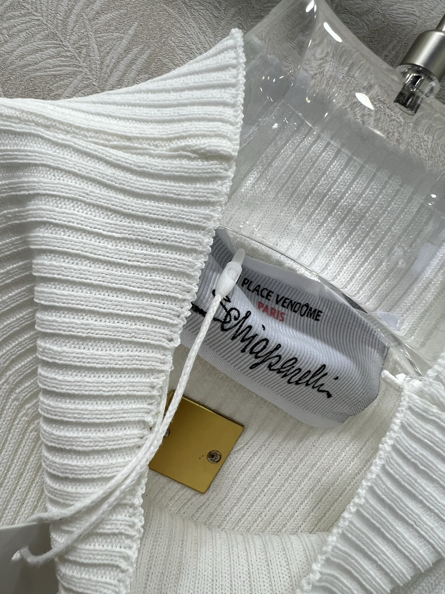 🔥🔥Sch*法国本土品牌 25新款胸前钥匙金扣装饰无袖针织上衣 展现出肩颈线条柔美流畅   修身剪裁贴合