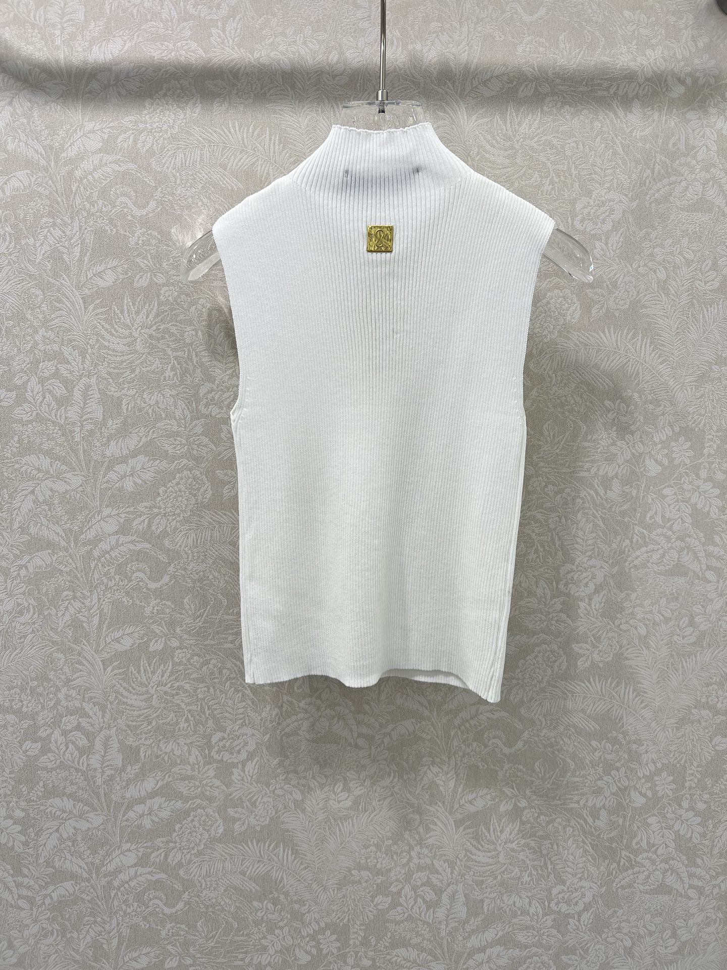 🔥🔥Sch*法国本土品牌 25新款胸前钥匙金扣装饰无袖针织上衣 展现出肩颈线条柔美流畅   修身剪裁贴合