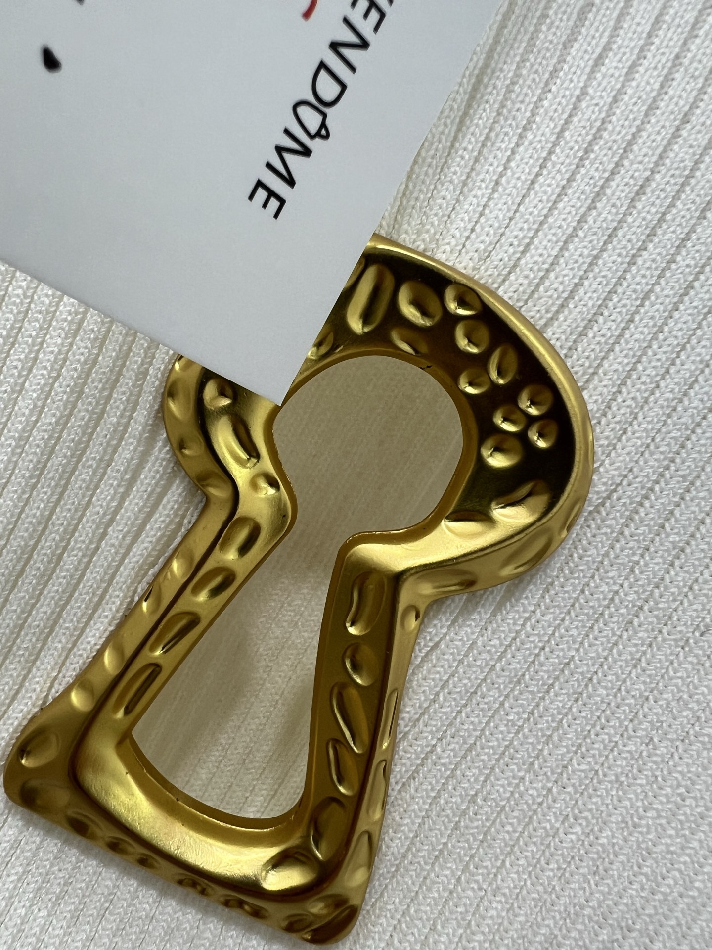 🔥🔥Sch*法国本土品牌 25新款胸前钥匙金扣装饰无袖针织上衣 展现出肩颈线条柔美流畅   修身剪裁贴合