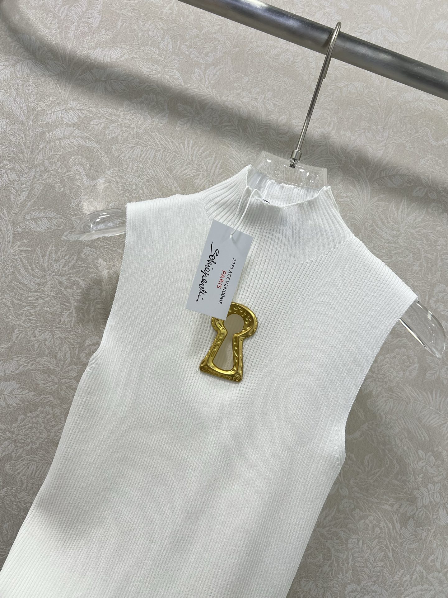 🔥🔥Sch*法国本土品牌 25新款胸前钥匙金扣装饰无袖针织上衣 展现出肩颈线条柔美流畅   修身剪裁贴合