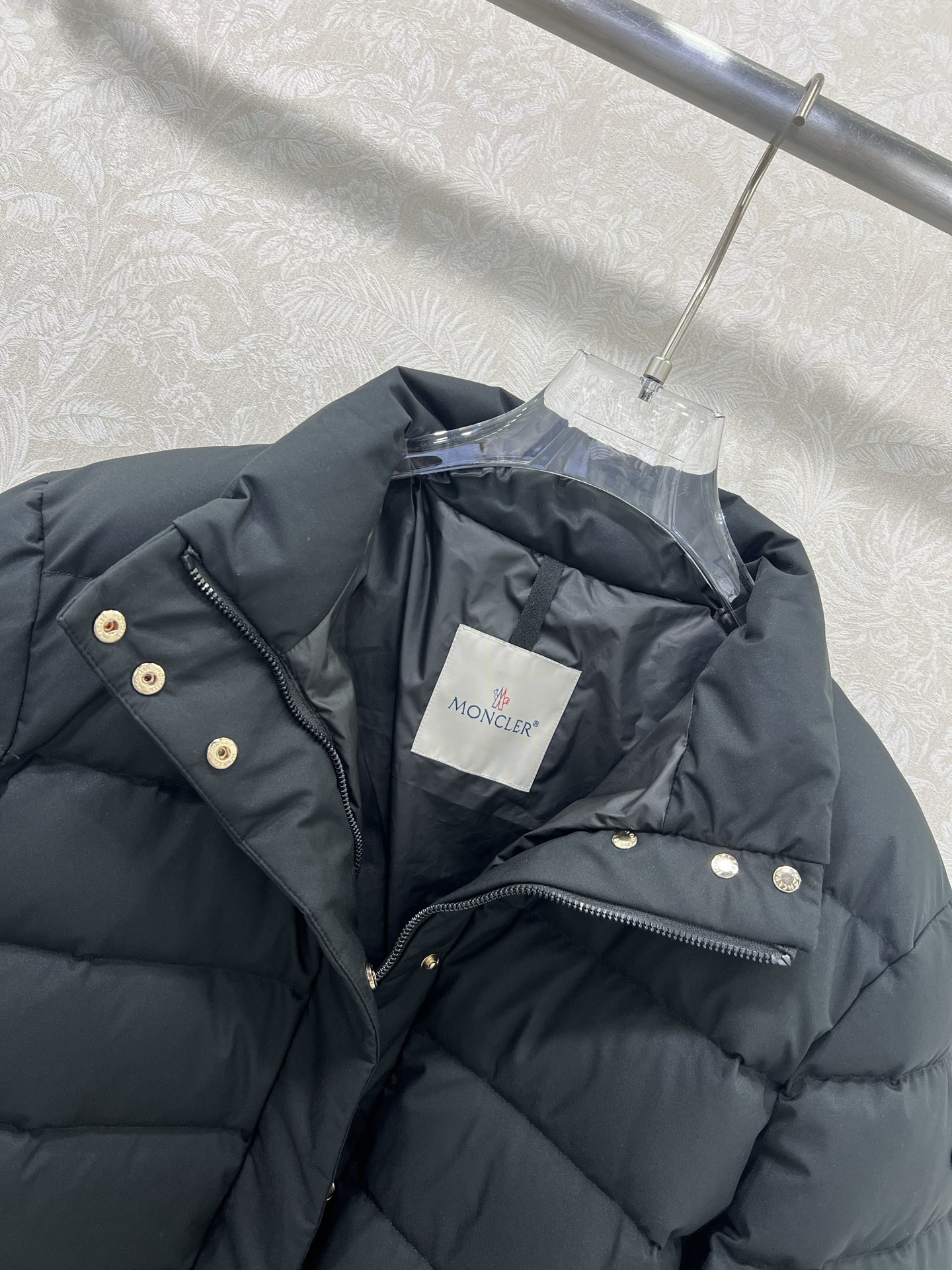 “Moncl*r Girl’s Dust-Proof Bag Suit with Front Pocket and Classic Sleeve Design in 25 Colors” - 图片 2
