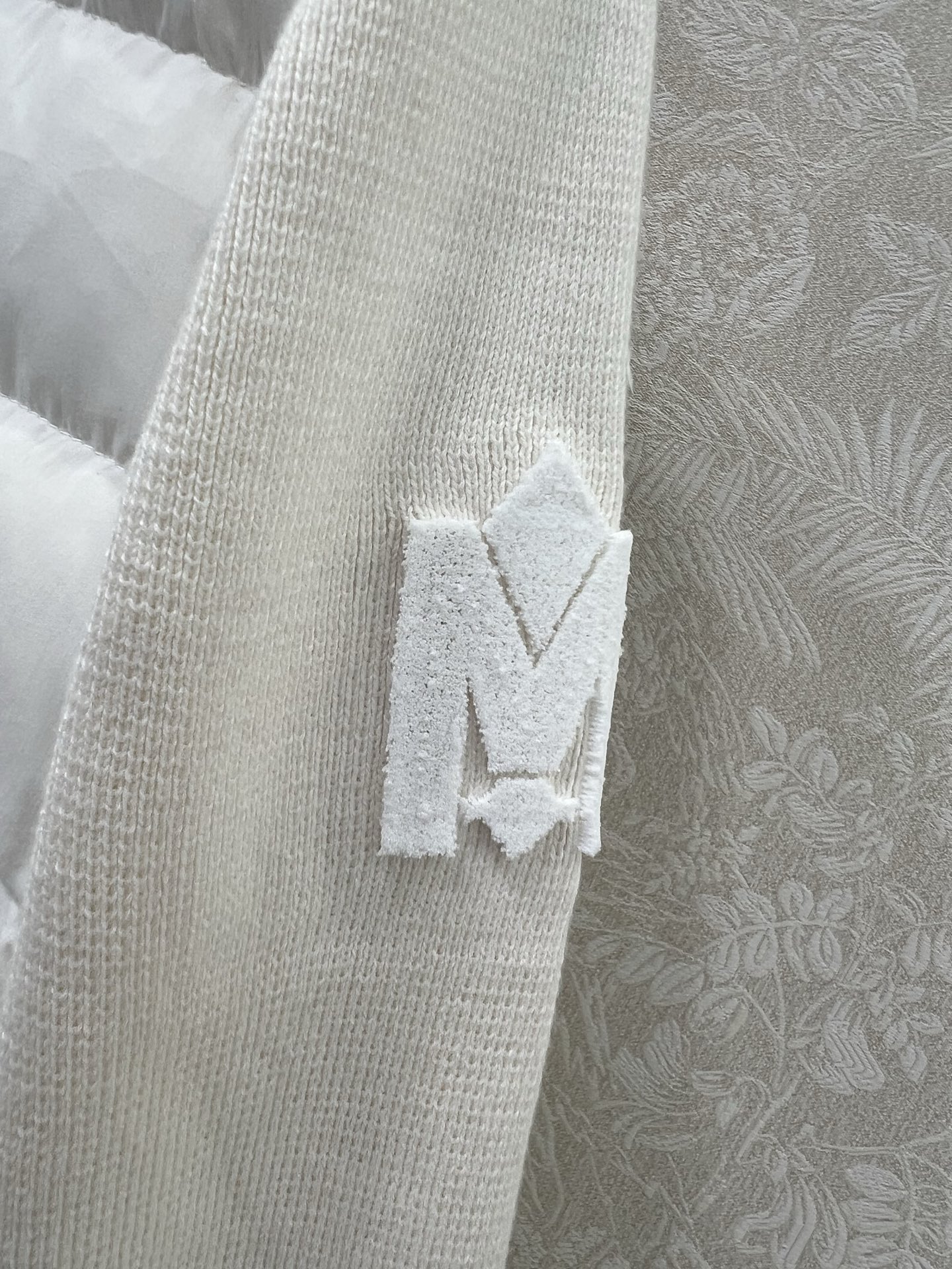 “High-Grade Wool Knit Sweater with Velvet Fill and Arm Logo Decoration Review” - 图片 4