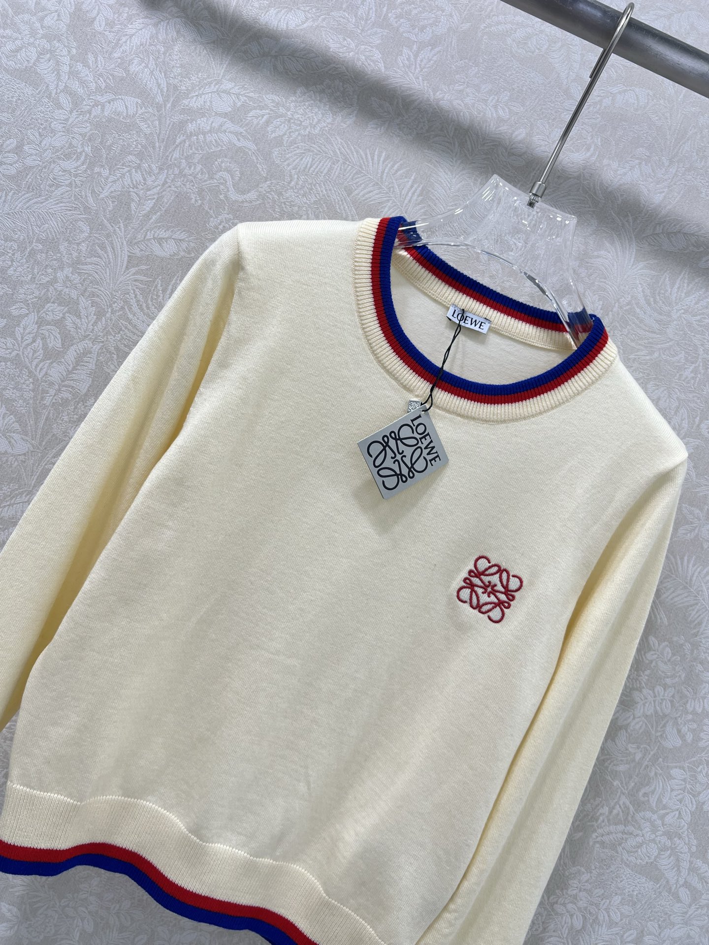 🔥🔥Loew**25新款圆领套头针织羊衫 胸前logo刺绣设计 领口下摆红蓝撞色 独家高版出品 真的很难