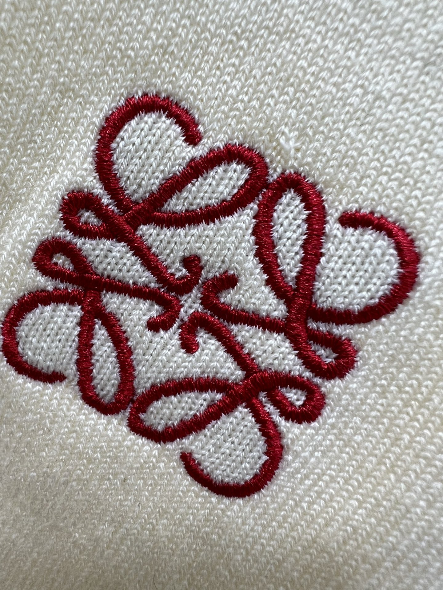 🔥🔥Loew**25新款圆领套头针织羊衫 胸前logo刺绣设计 领口下摆红蓝撞色 独家高版出品 真的很难