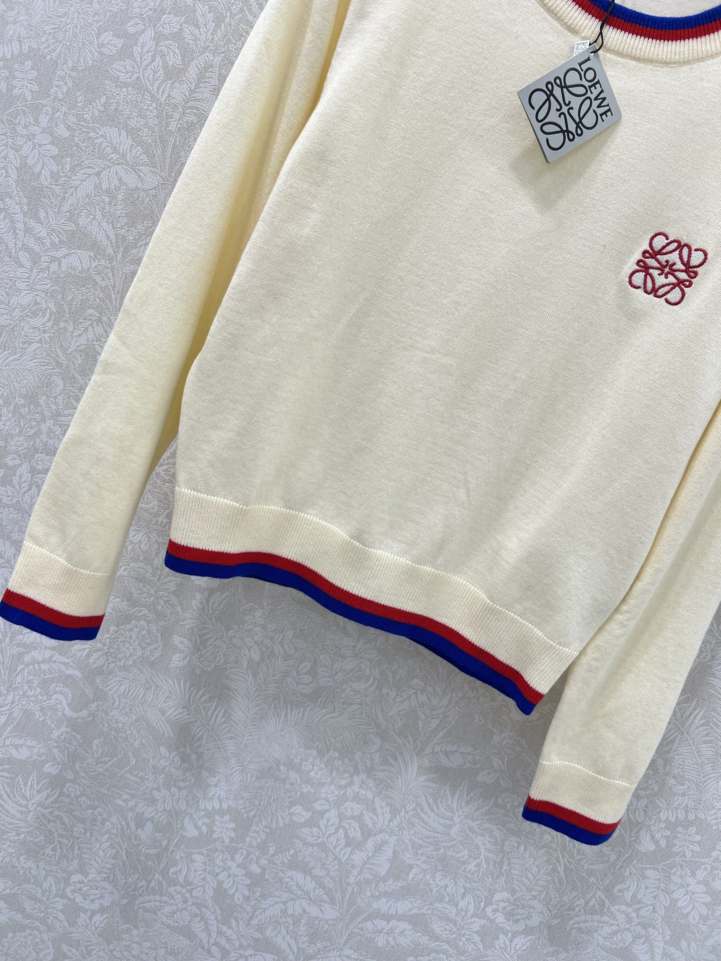 🔥🔥Loew**25新款圆领套头针织羊衫 胸前logo刺绣设计 领口下摆红蓝撞色 独家高版出品 真的很难