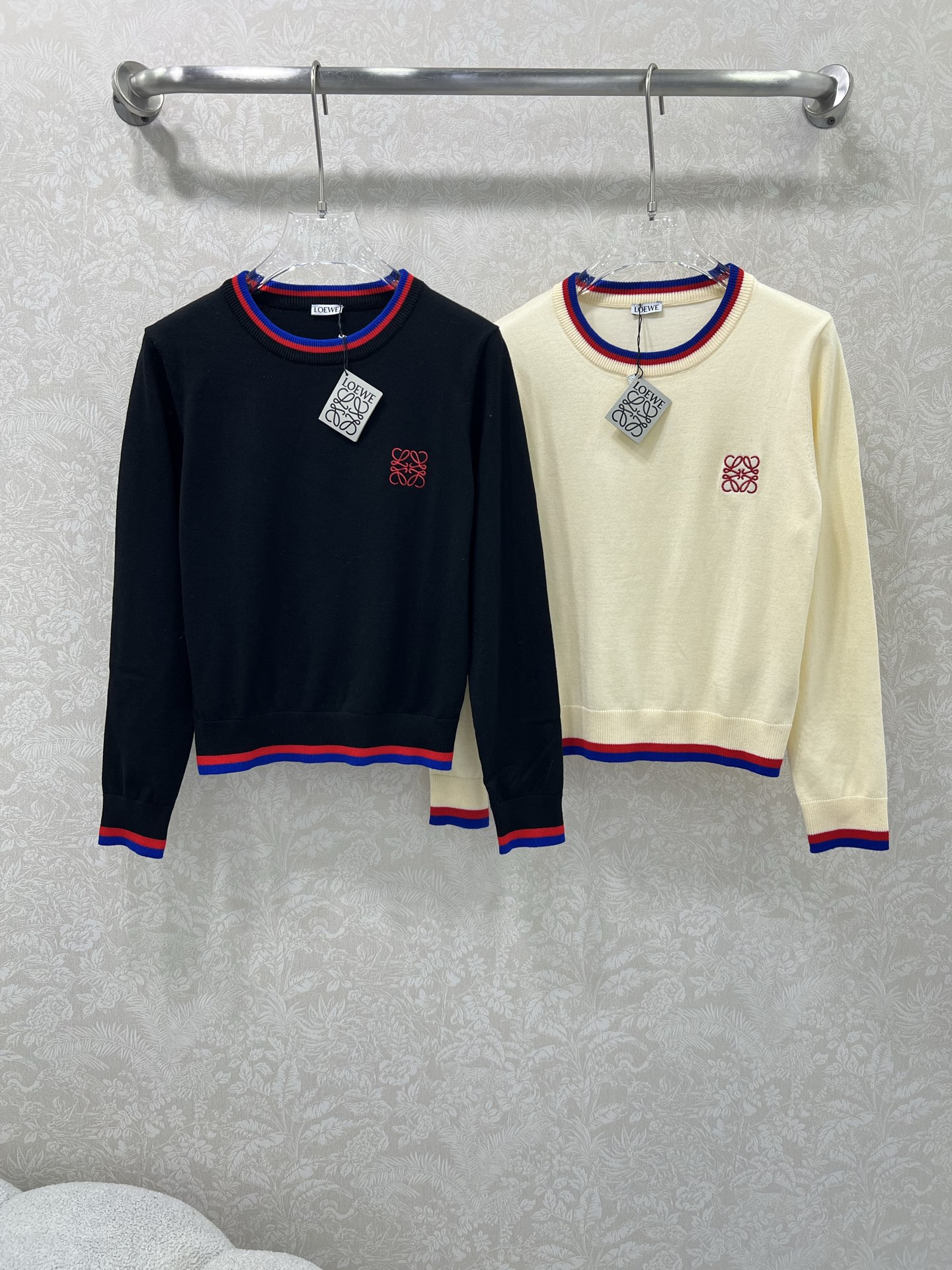🔥🔥Loew**25新款圆领套头针织羊衫 胸前logo刺绣设计 领口下摆红蓝撞色 独家高版出品 真的很难