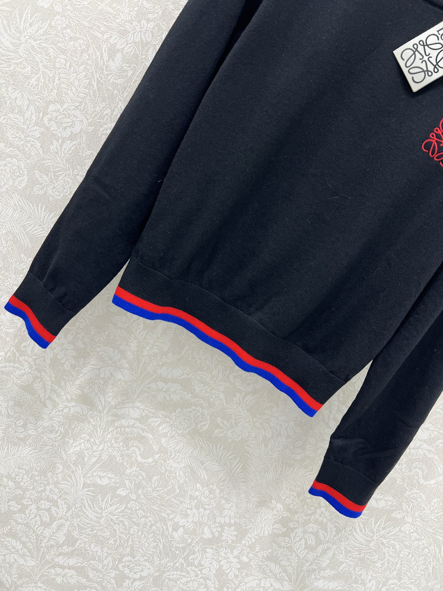 🔥🔥Loew**25新款圆领套头针织羊衫 胸前logo刺绣设计 领口下摆红蓝撞色 独家高版出品 真的很难