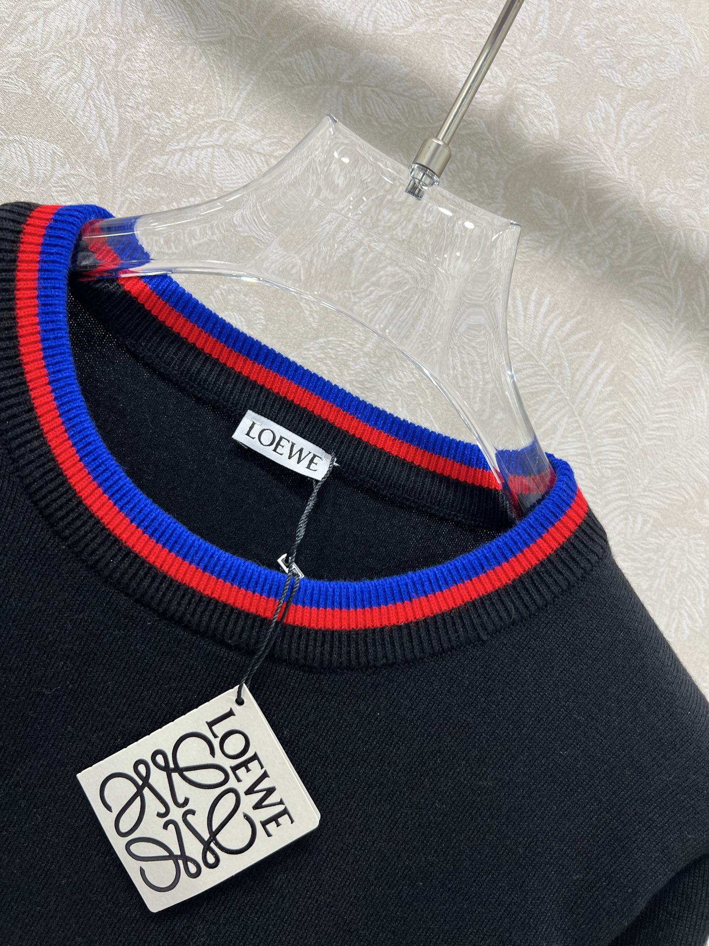 🔥🔥Loew**25新款圆领套头针织羊衫 胸前logo刺绣设计 领口下摆红蓝撞色 独家高版出品 真的很难