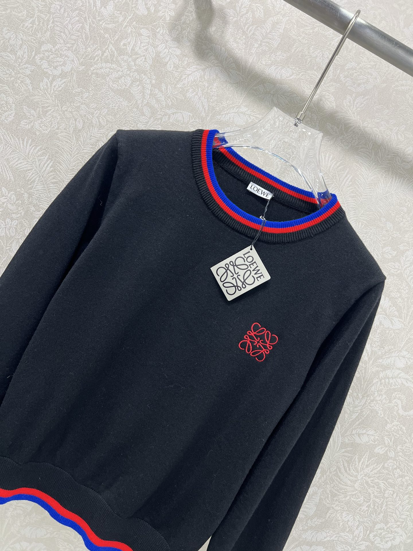 🔥🔥Loew**25新款圆领套头针织羊衫 胸前logo刺绣设计 领口下摆红蓝撞色 独家高版出品 真的很难