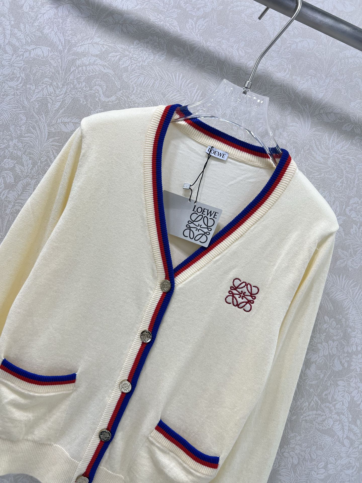 🔥🔥Loew**25新款V针织开衫 胸前logo刺绣设计 定制五金 领口下摆红蓝撞色 独家高版出品 真的