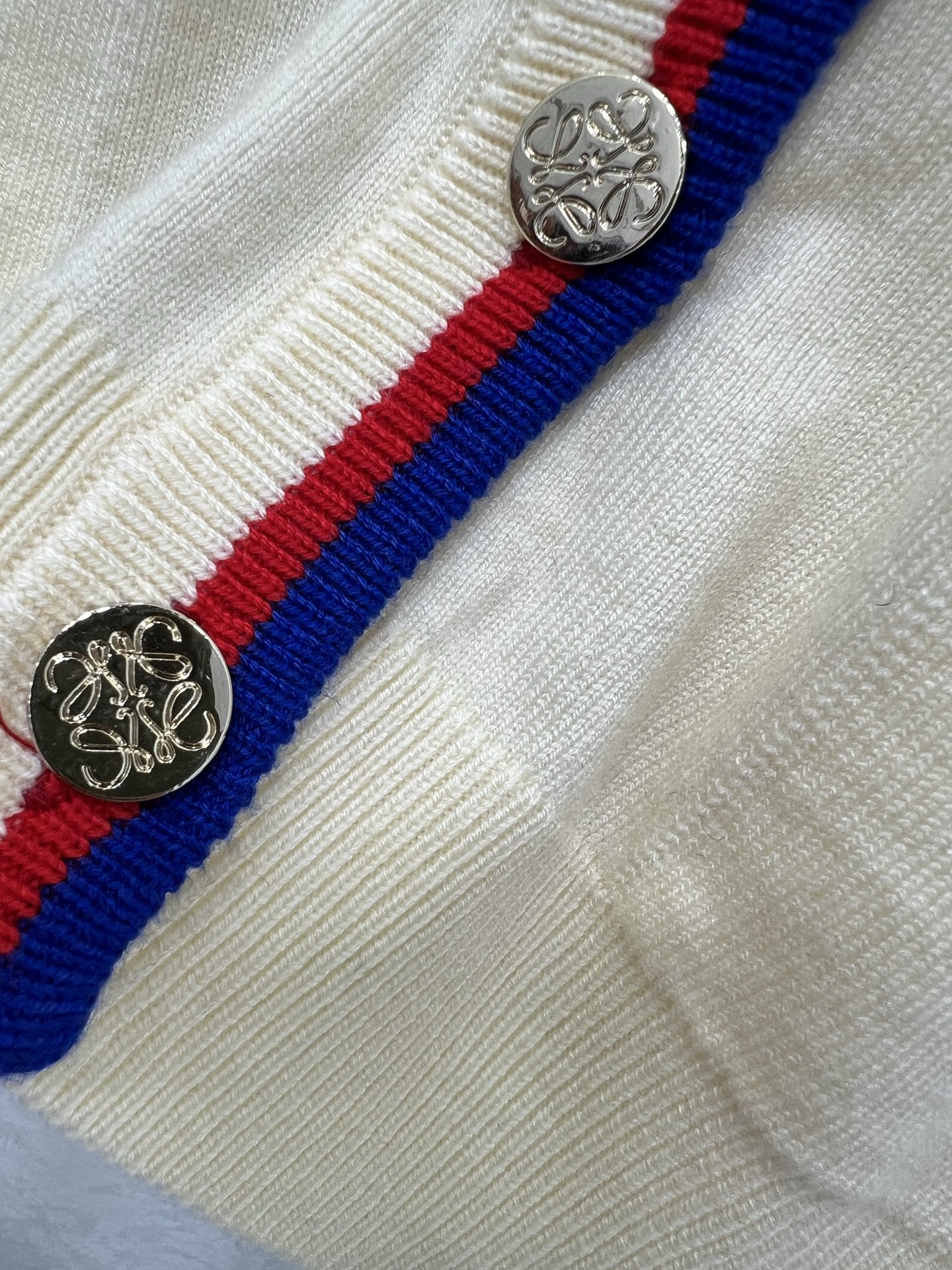 🔥🔥Loew**25新款V针织开衫 胸前logo刺绣设计 定制五金 领口下摆红蓝撞色 独家高版出品 真的