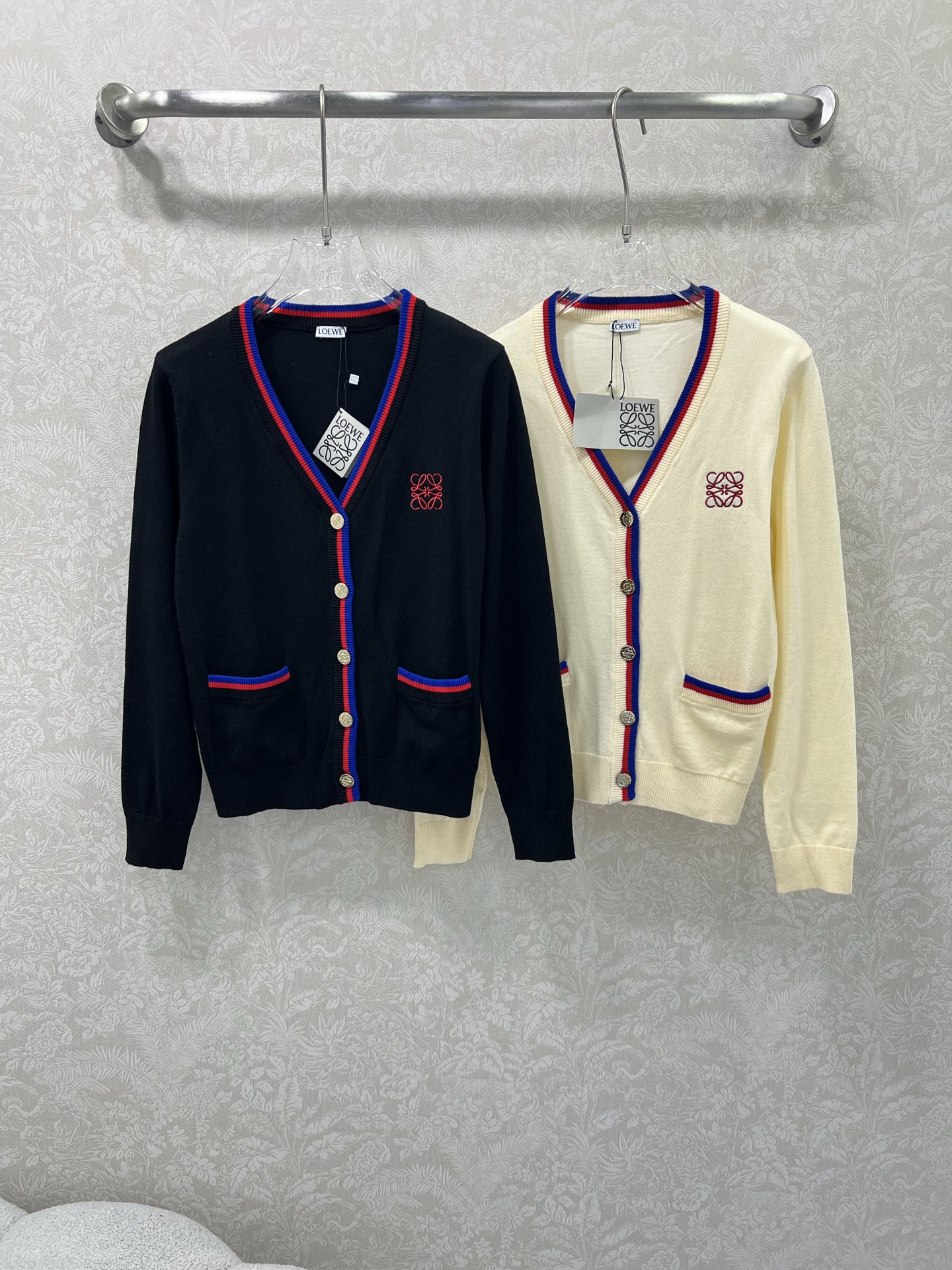 🔥🔥Loew**25新款V针织开衫 胸前logo刺绣设计 定制五金 领口下摆红蓝撞色 独家高版出品 真的
