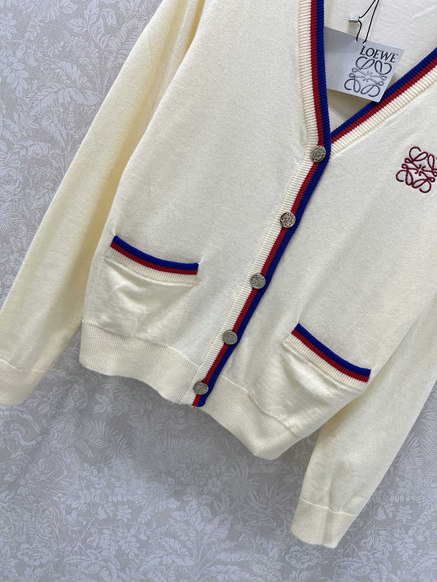 🔥🔥Loew**25新款V针织开衫 胸前logo刺绣设计 定制五金 领口下摆红蓝撞色 独家高版出品 真的