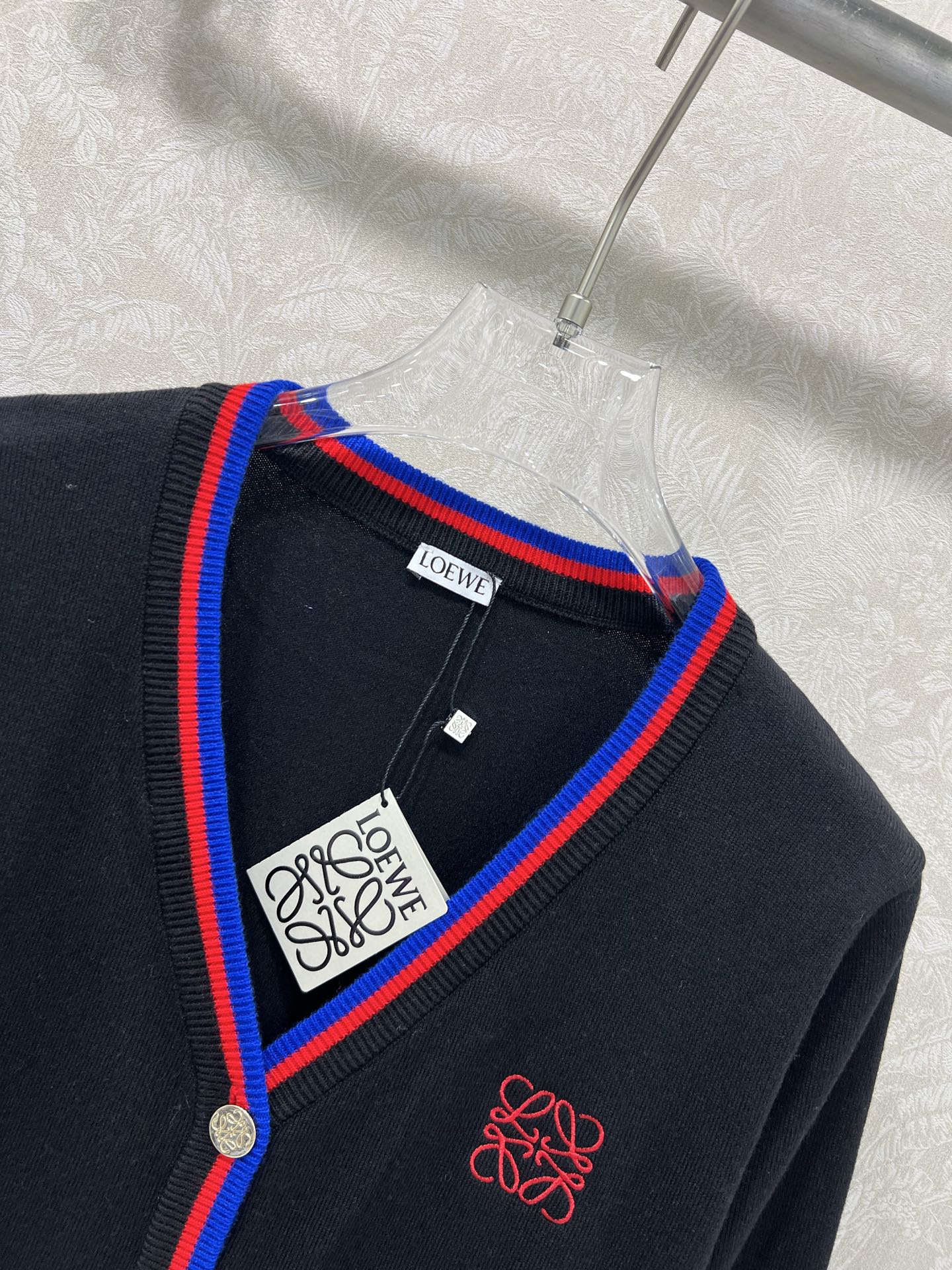 🔥🔥Loew**25新款V针织开衫 胸前logo刺绣设计 定制五金 领口下摆红蓝撞色 独家高版出品 真的