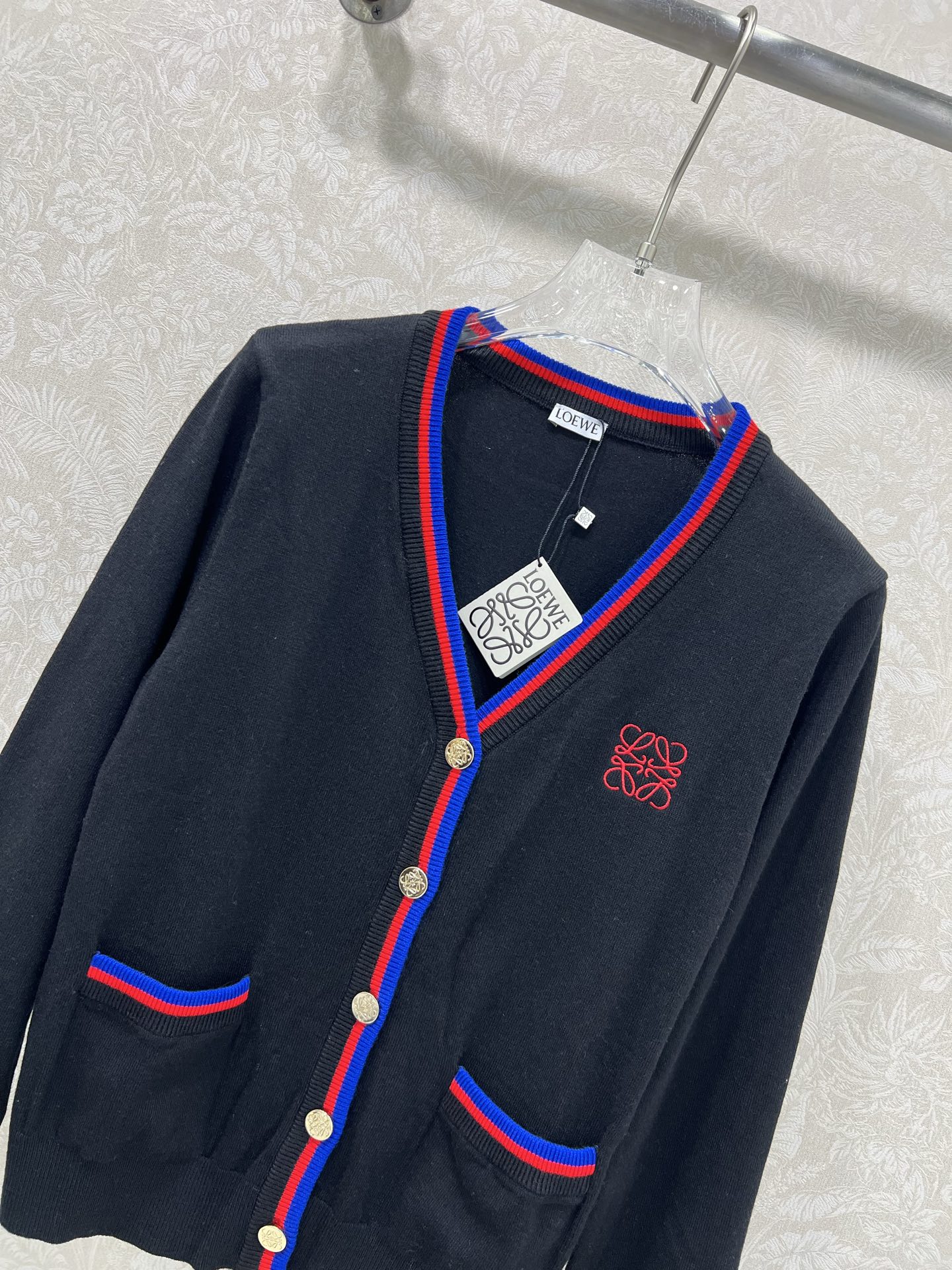 🔥🔥Loew**25新款V针织开衫 胸前logo刺绣设计 定制五金 领口下摆红蓝撞色 独家高版出品 真的