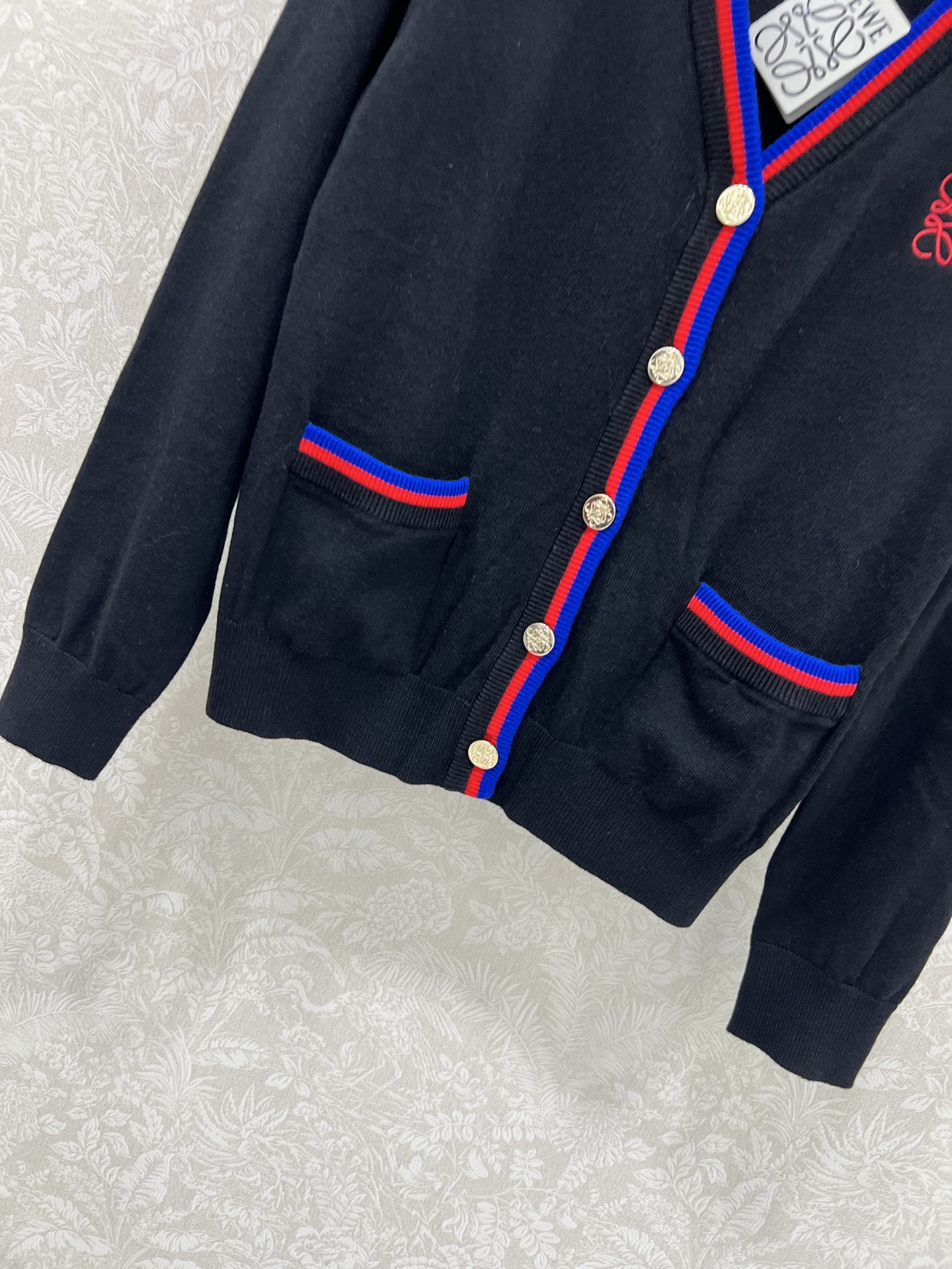 🔥🔥Loew**25新款V针织开衫 胸前logo刺绣设计 定制五金 领口下摆红蓝撞色 独家高版出品 真的