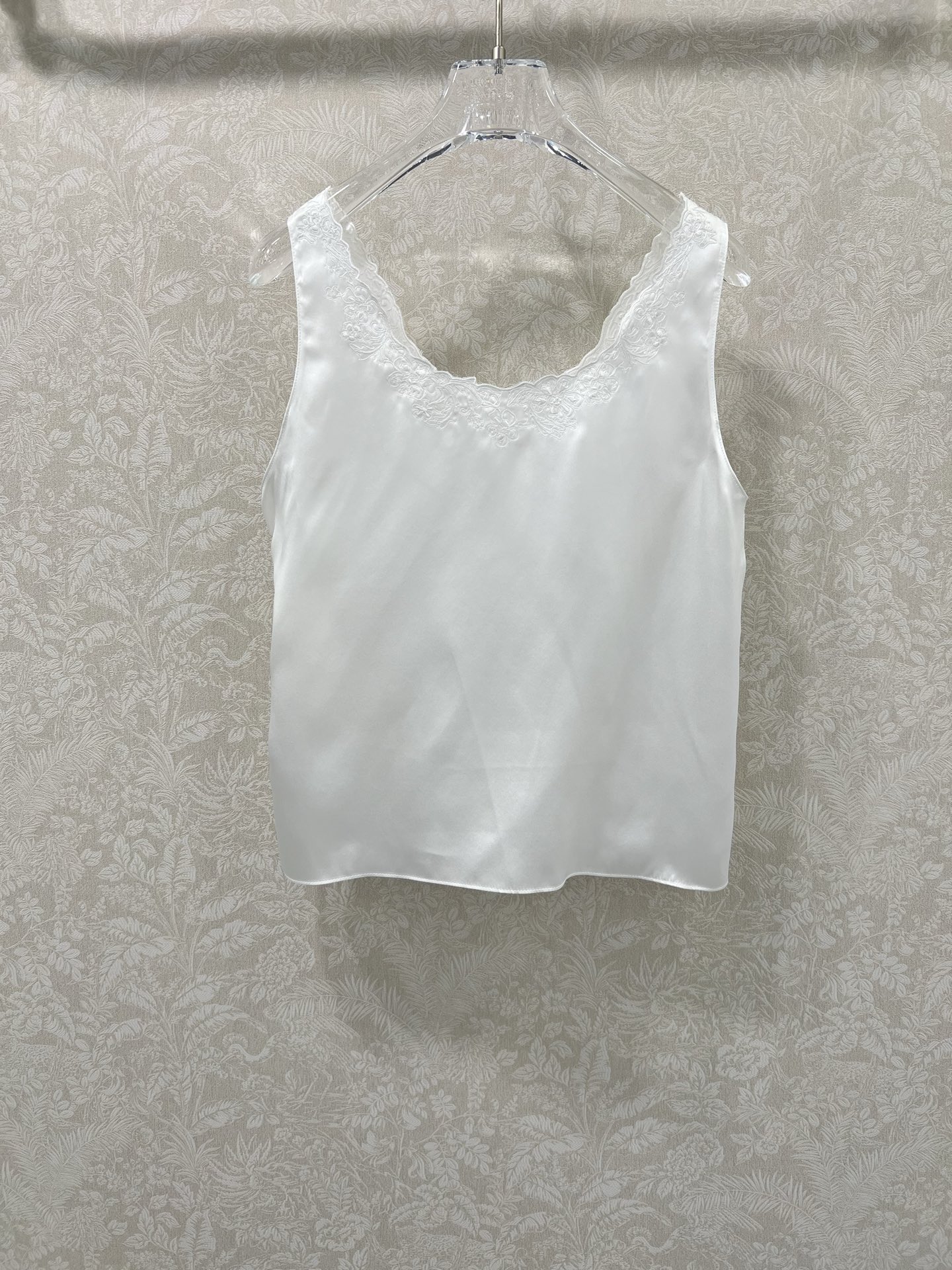 🔥🔥CELIN*25新款百分百真丝背心上衣
定制YB百分百桑蚕丝材质 质感舒适细腻 上肩花边刺绣 定制凯