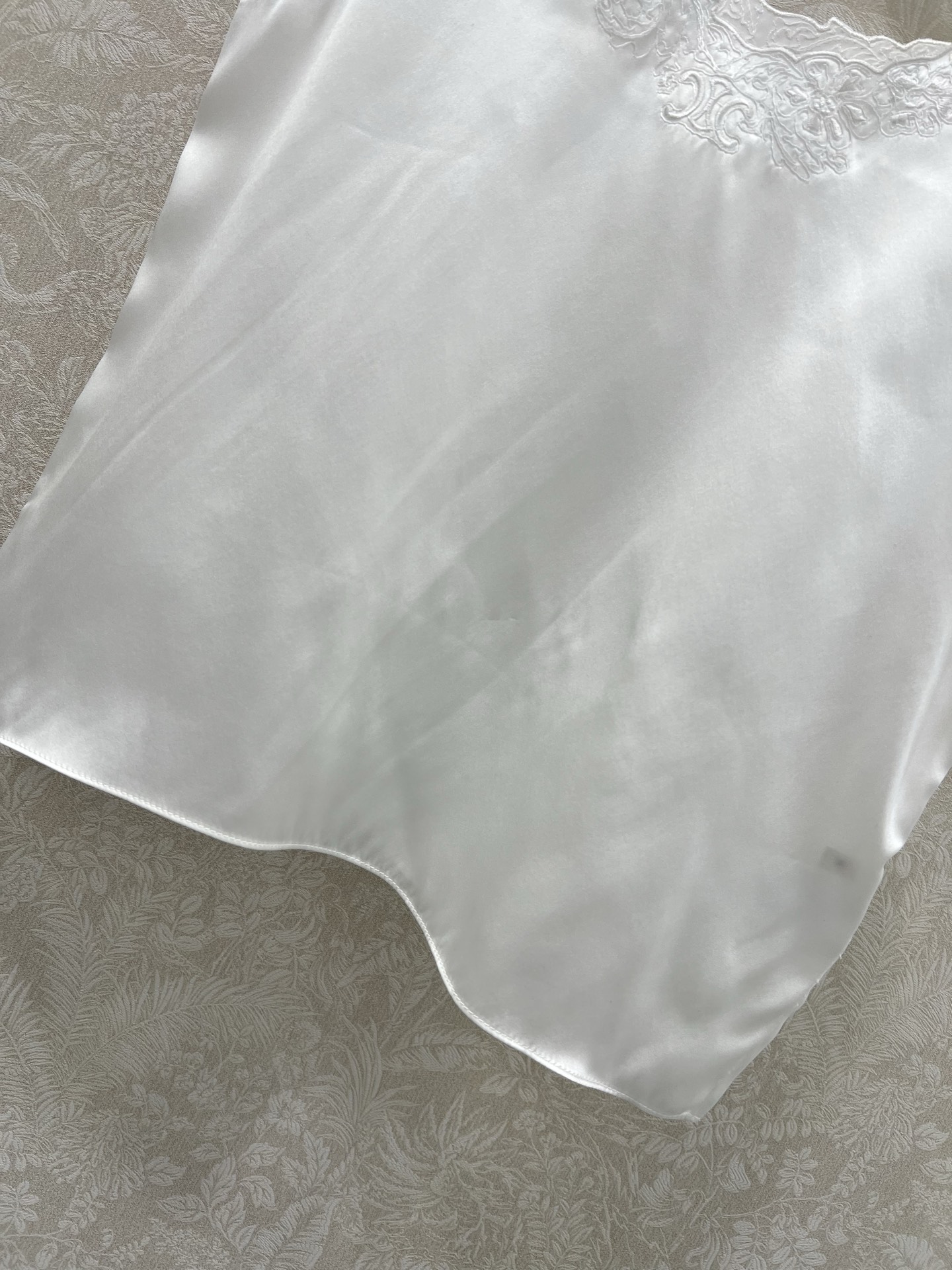 🔥🔥CELIN*25新款百分百真丝背心上衣
定制YB百分百桑蚕丝材质 质感舒适细腻 上肩花边刺绣 定制凯