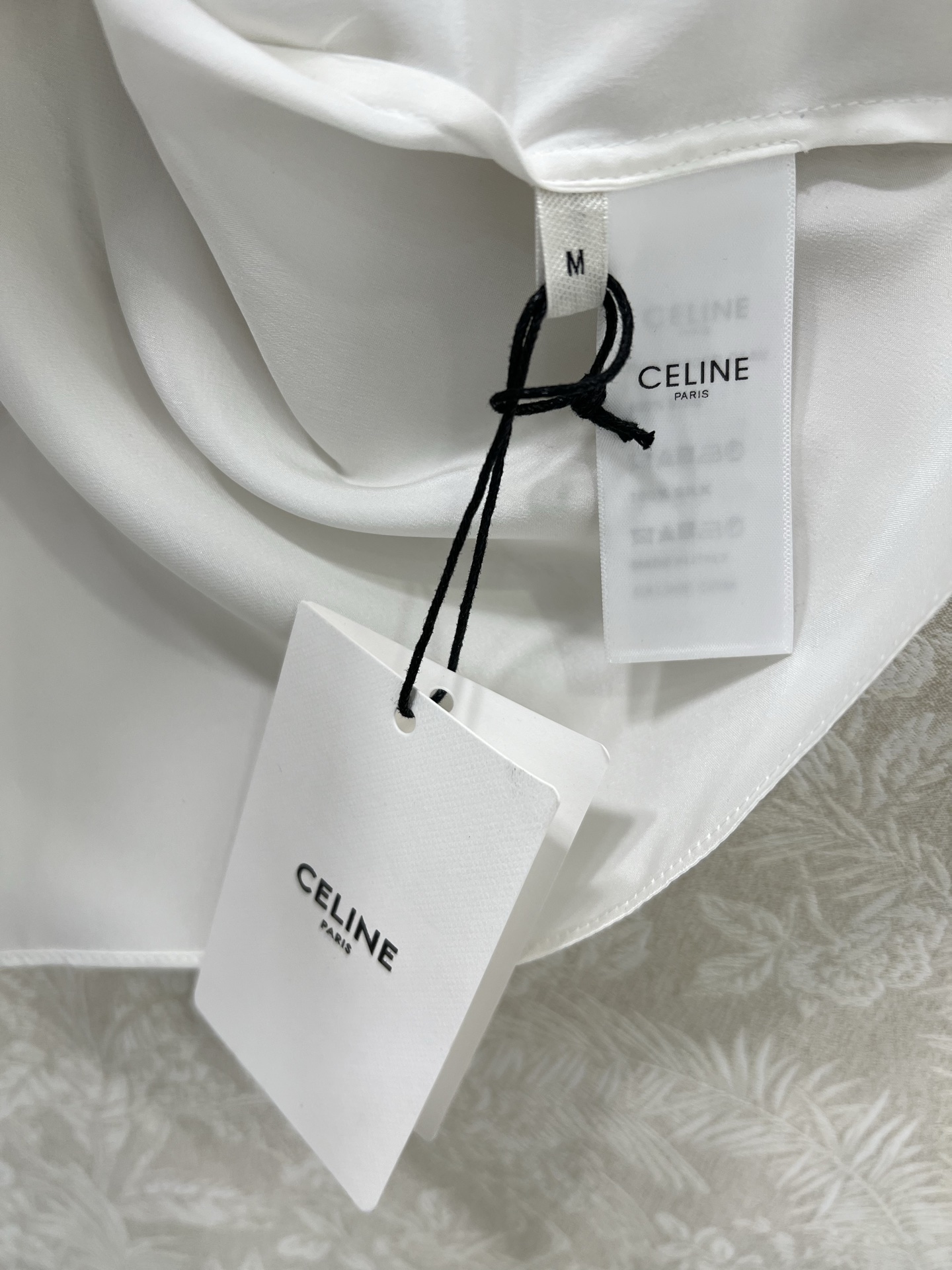 🔥🔥CELIN*25新款百分百真丝背心上衣
定制YB百分百桑蚕丝材质 质感舒适细腻 上肩花边刺绣 定制凯