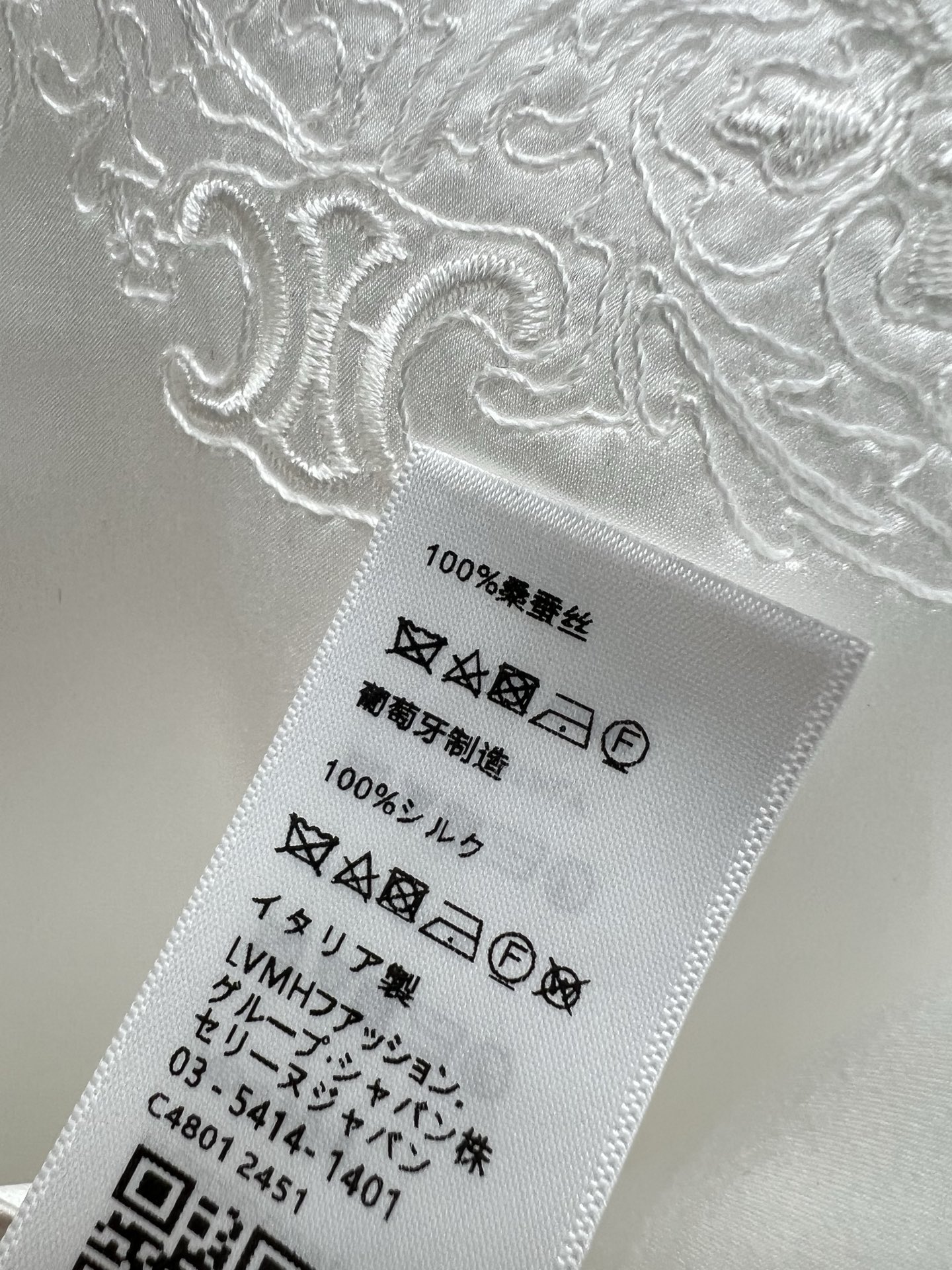 🔥🔥CELIN*25新款百分百真丝背心上衣
定制YB百分百桑蚕丝材质 质感舒适细腻 上肩花边刺绣 定制凯