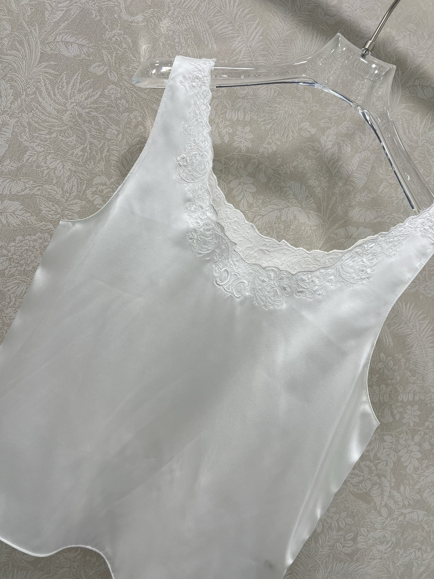 🔥🔥CELIN*25新款百分百真丝背心上衣
定制YB百分百桑蚕丝材质 质感舒适细腻 上肩花边刺绣 定制凯