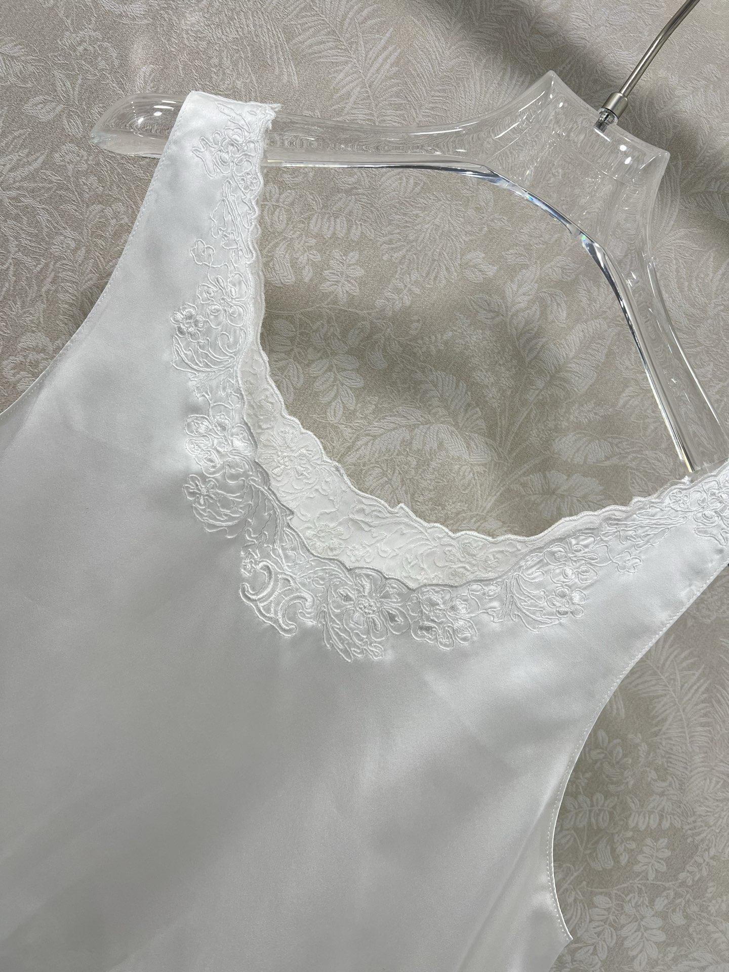 🔥🔥CELIN*25新款百分百真丝背心上衣
定制YB百分百桑蚕丝材质 质感舒适细腻 上肩花边刺绣 定制凯