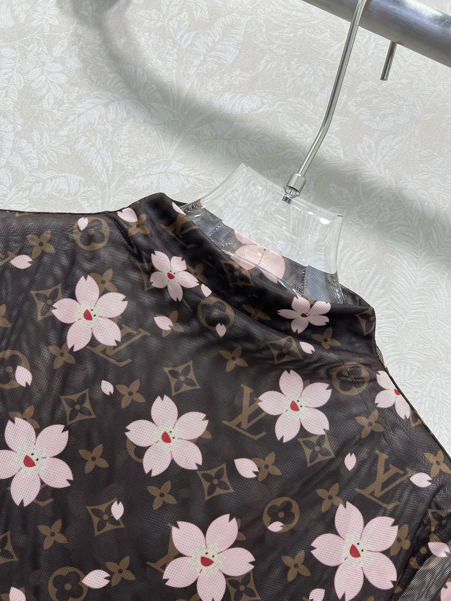🔥🔥Louis Vuitt*n25新款网纱打底衫~整体字母老花🌸樱花印花网纱面料亲肤又透气  胸前字母l