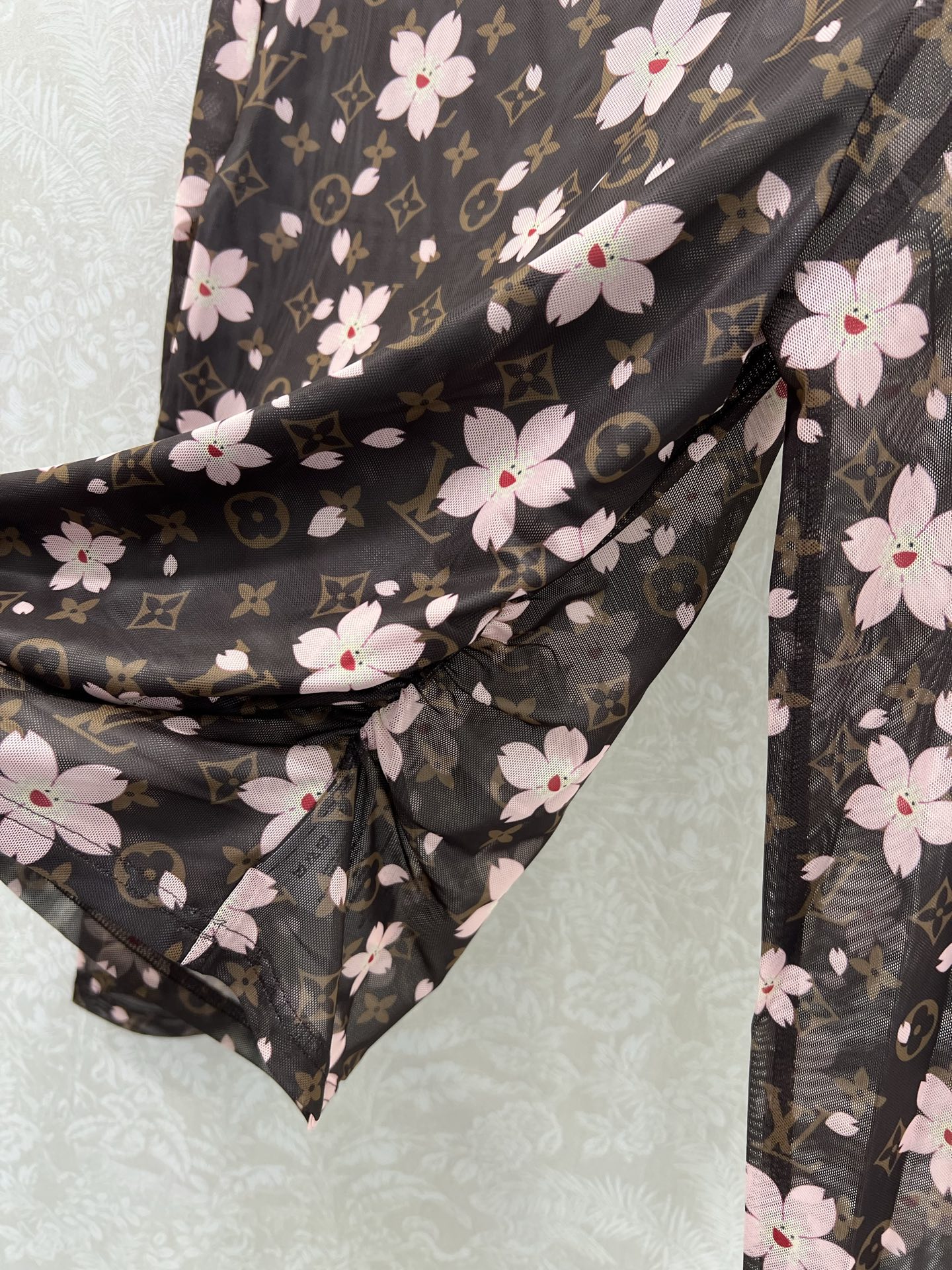 🔥🔥Louis Vuitt*n25新款网纱打底衫~整体字母老花🌸樱花印花网纱面料亲肤又透气  胸前字母l