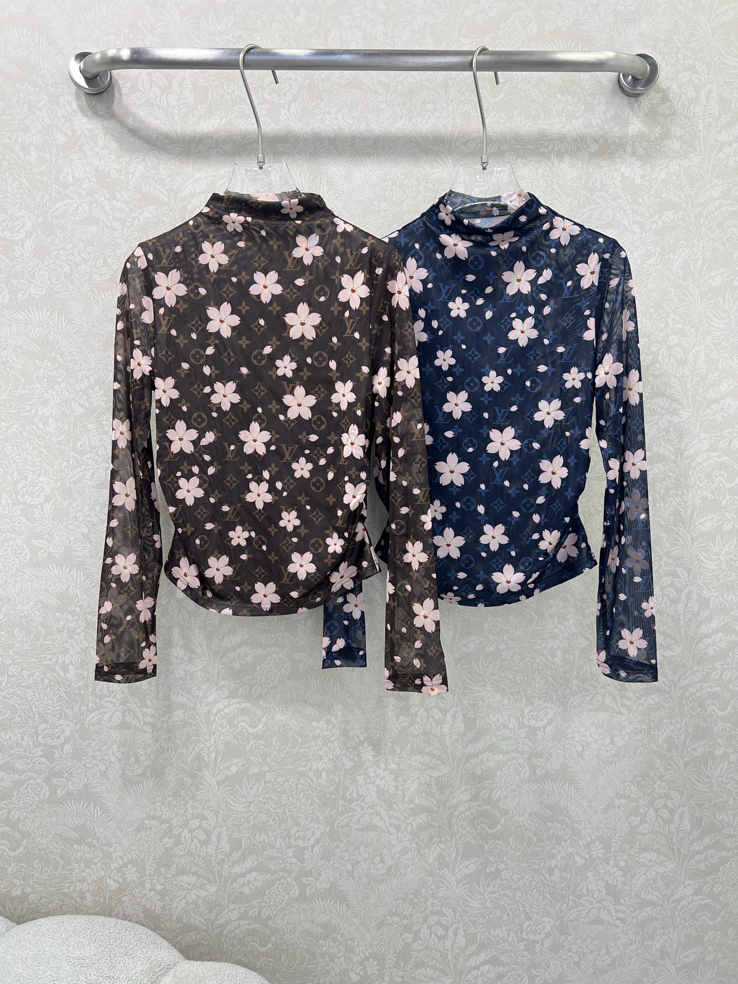 🔥🔥Louis Vuitt*n25新款网纱打底衫~整体字母老花🌸樱花印花网纱面料亲肤又透气  胸前字母l