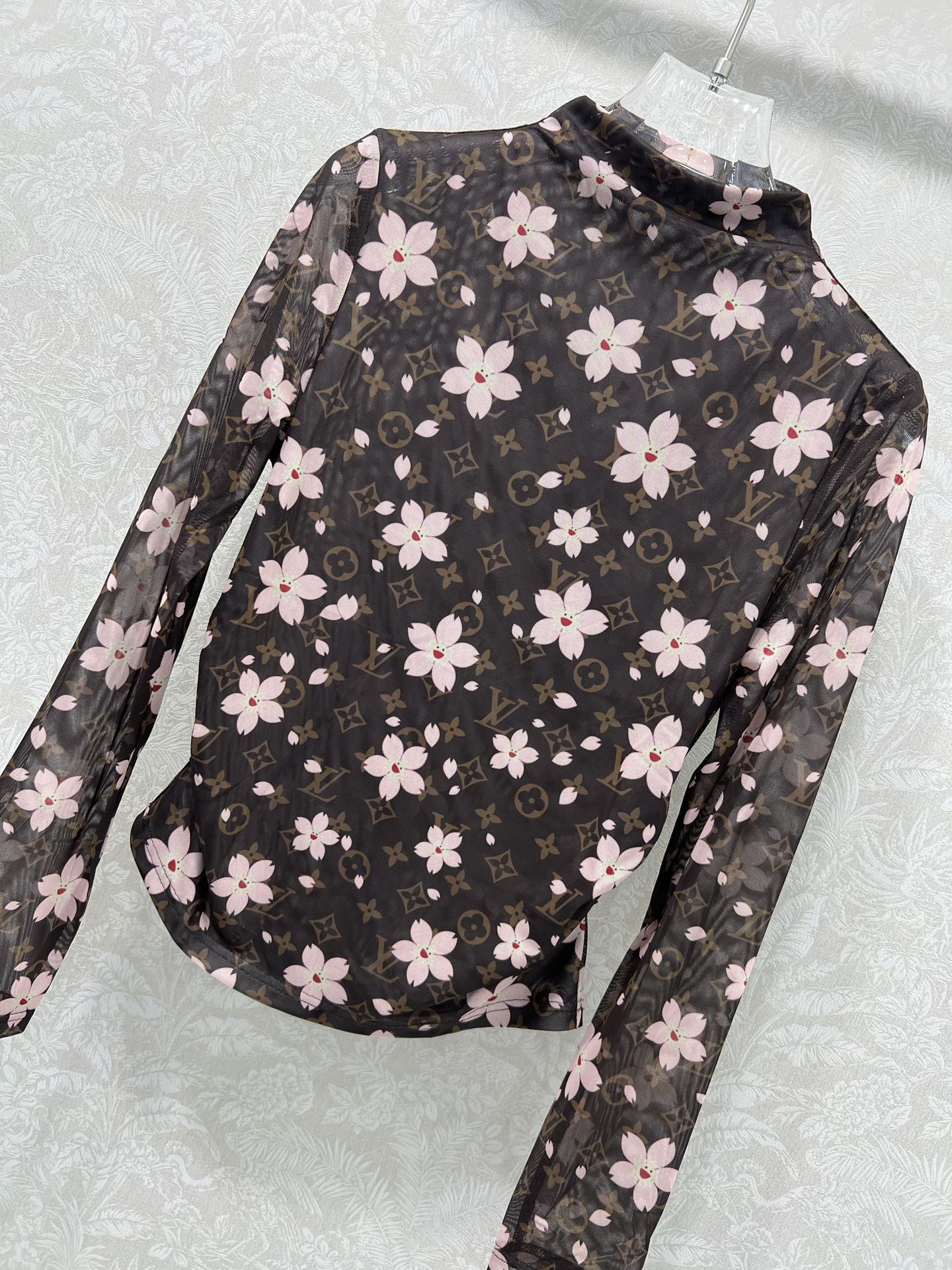🔥🔥Louis Vuitt*n25新款网纱打底衫~整体字母老花🌸樱花印花网纱面料亲肤又透气  胸前字母l