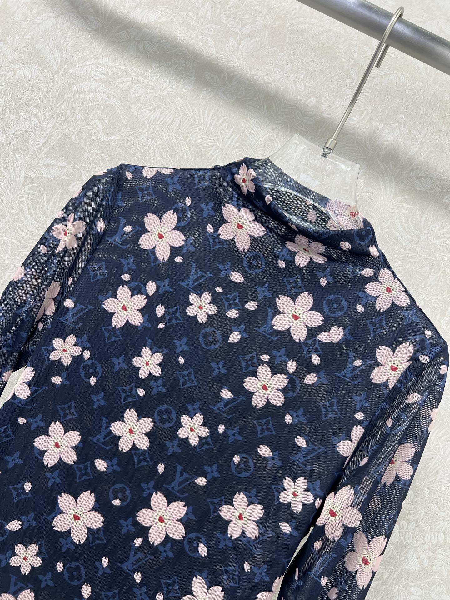 🔥🔥Louis Vuitt*n25新款网纱打底衫~整体字母老花🌸樱花印花网纱面料亲肤又透气  胸前字母l