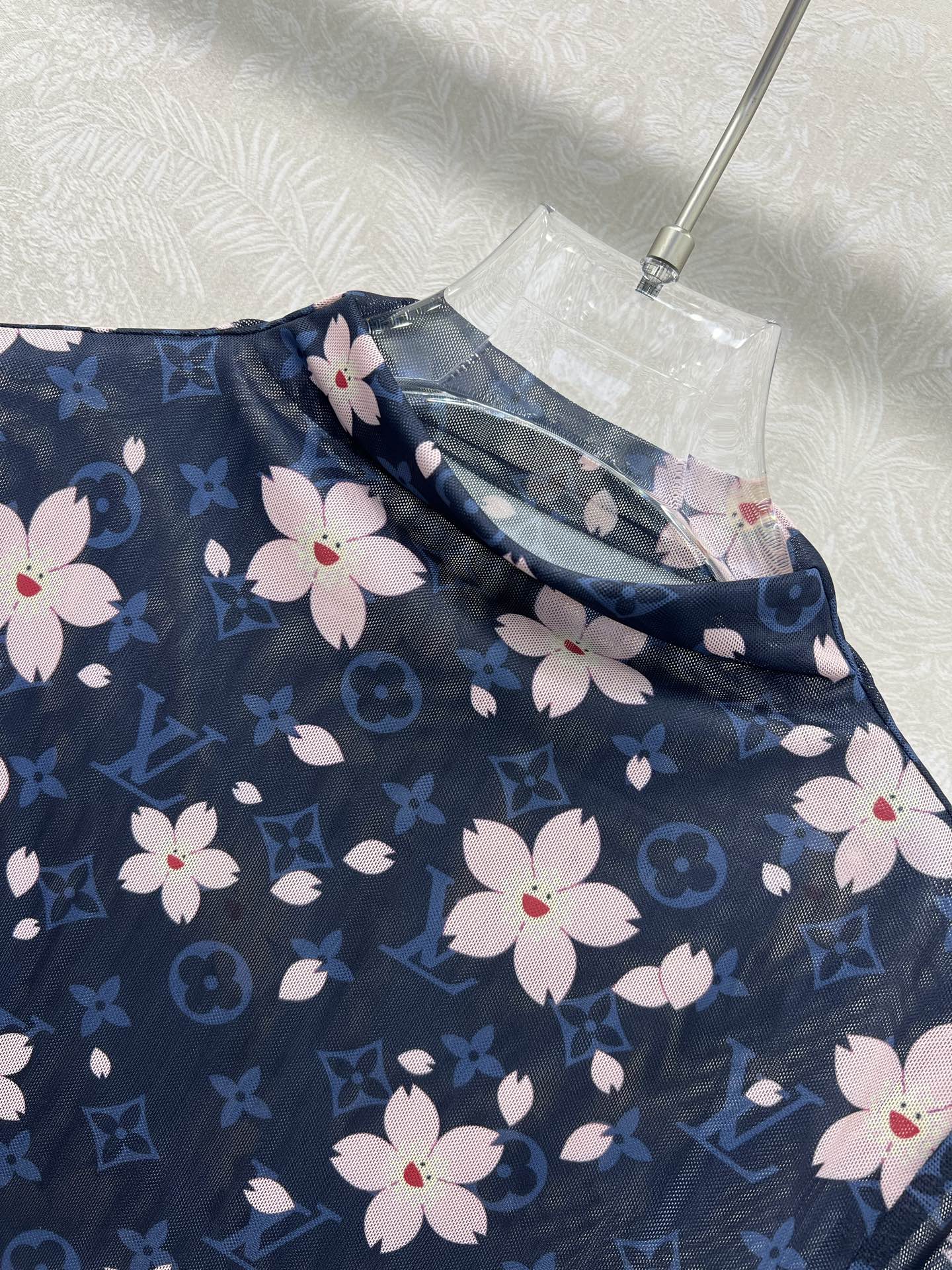 🔥🔥Louis Vuitt*n25新款网纱打底衫~整体字母老花🌸樱花印花网纱面料亲肤又透气  胸前字母l