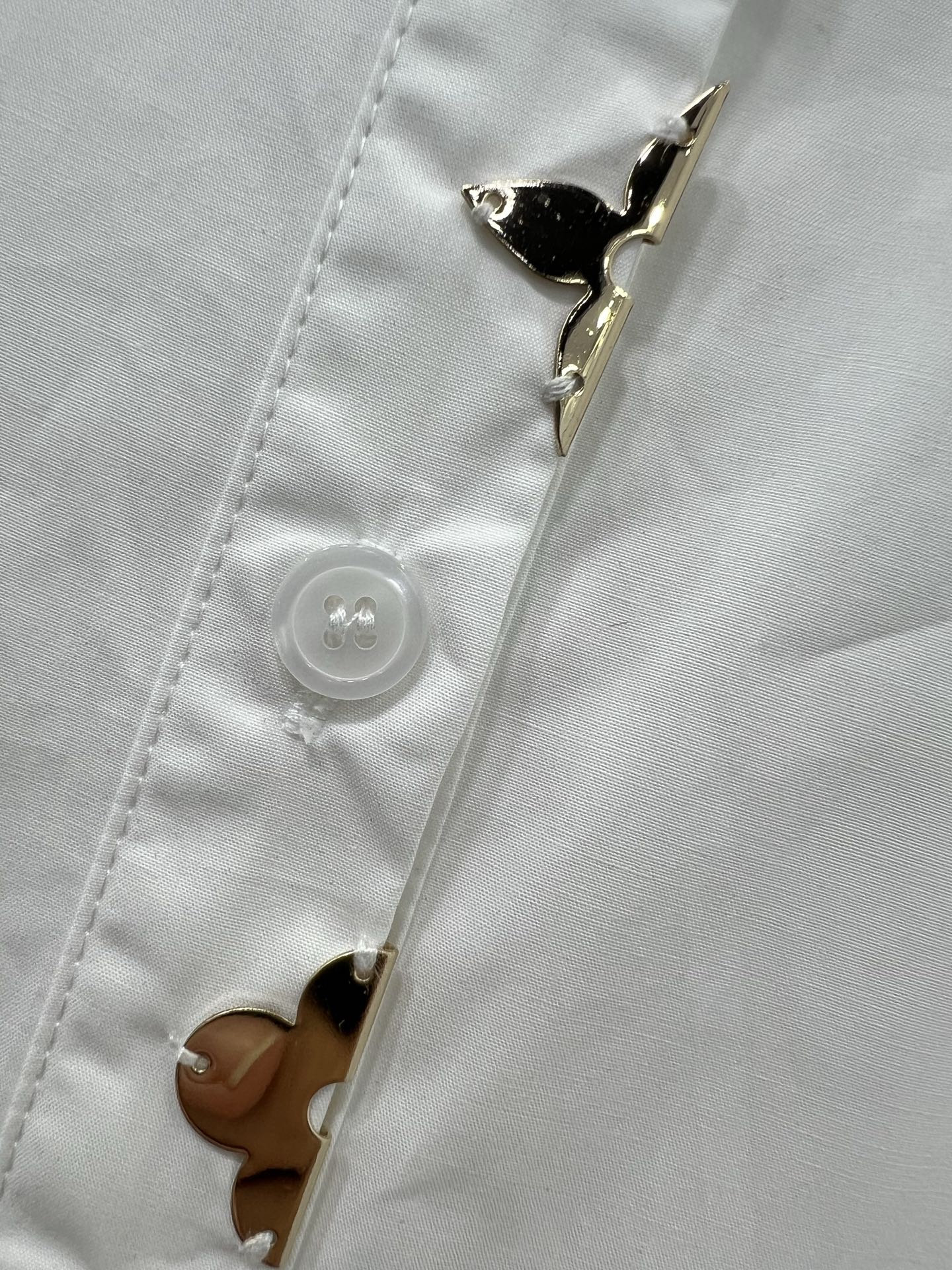 🔥🔥LOUIS VUITT*N路易/威登 25新款纯棉长袖连衣裙 超级简单大气的净色系列  胸前金属五金