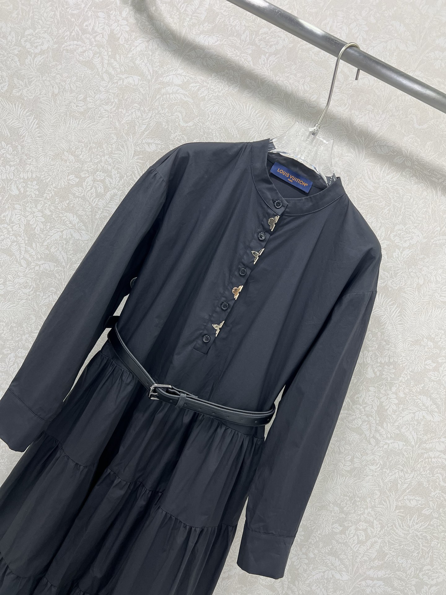 🔥🔥LOUIS VUITT*N路易/威登 25新款纯棉长袖连衣裙 超级简单大气的净色系列  胸前金属五金