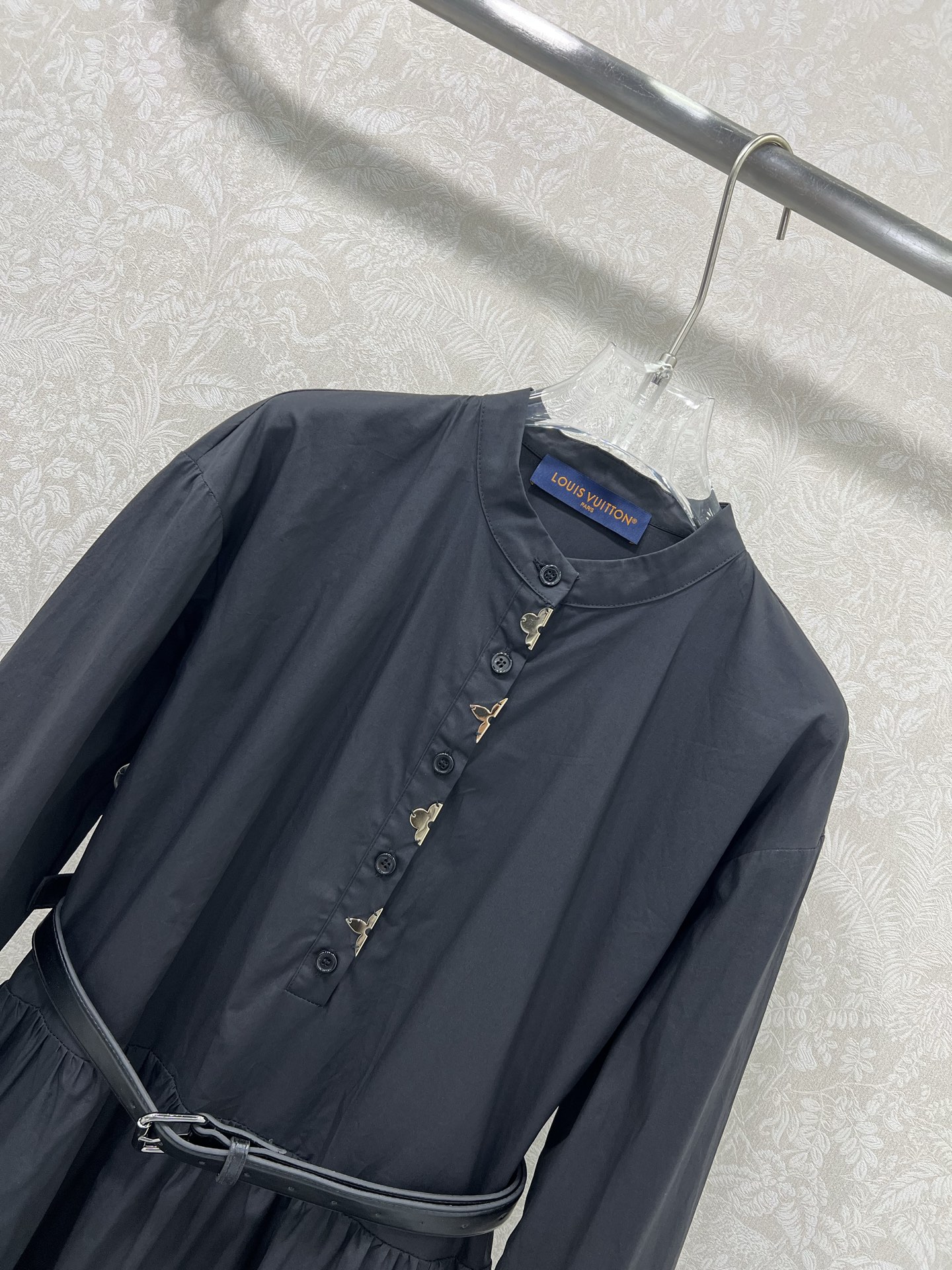 🔥🔥LOUIS VUITT*N路易/威登 25新款纯棉长袖连衣裙 超级简单大气的净色系列  胸前金属五金