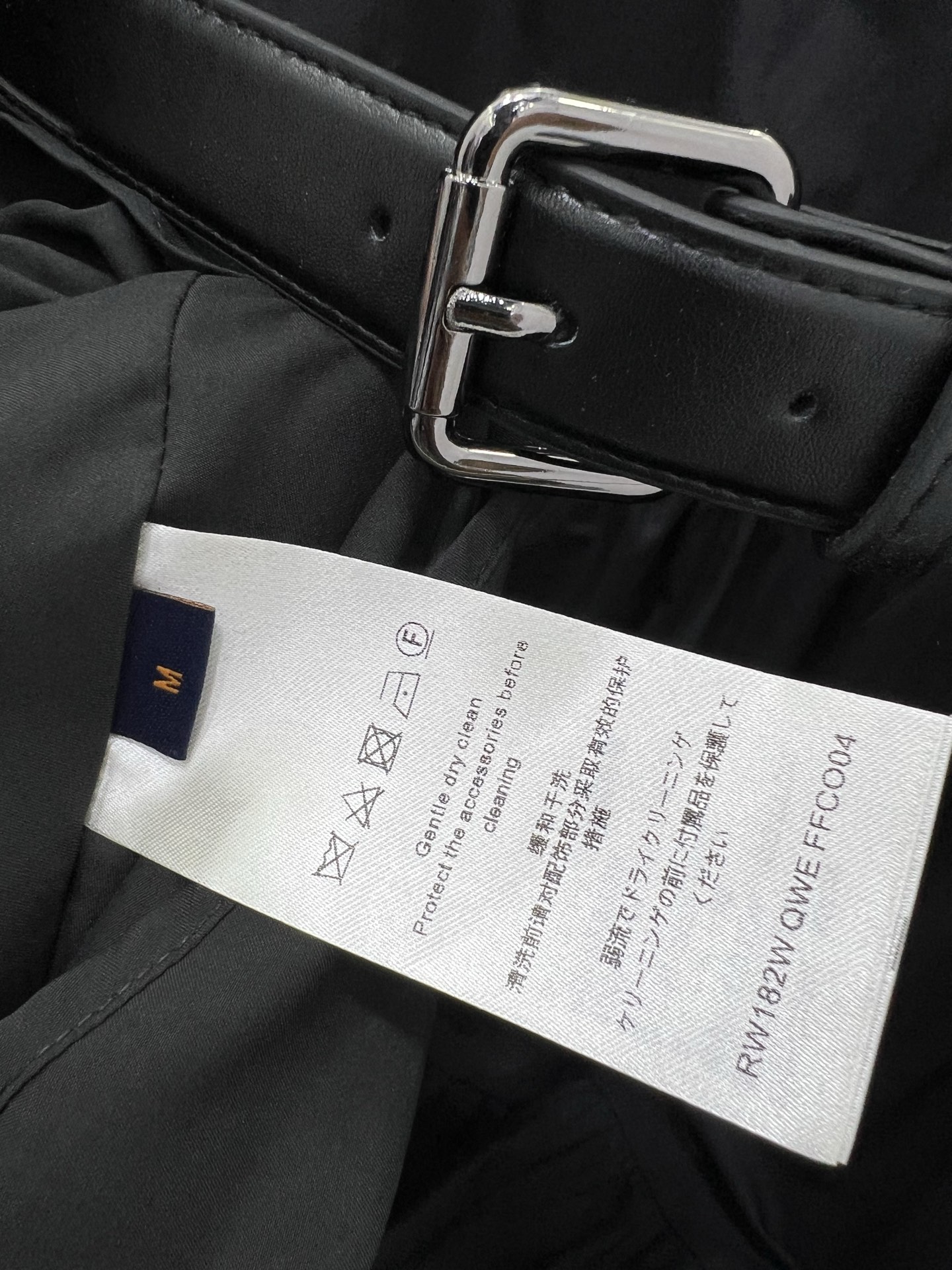 🔥🔥LOUIS VUITT*N路易/威登 25新款纯棉长袖连衣裙 超级简单大气的净色系列  胸前金属五金