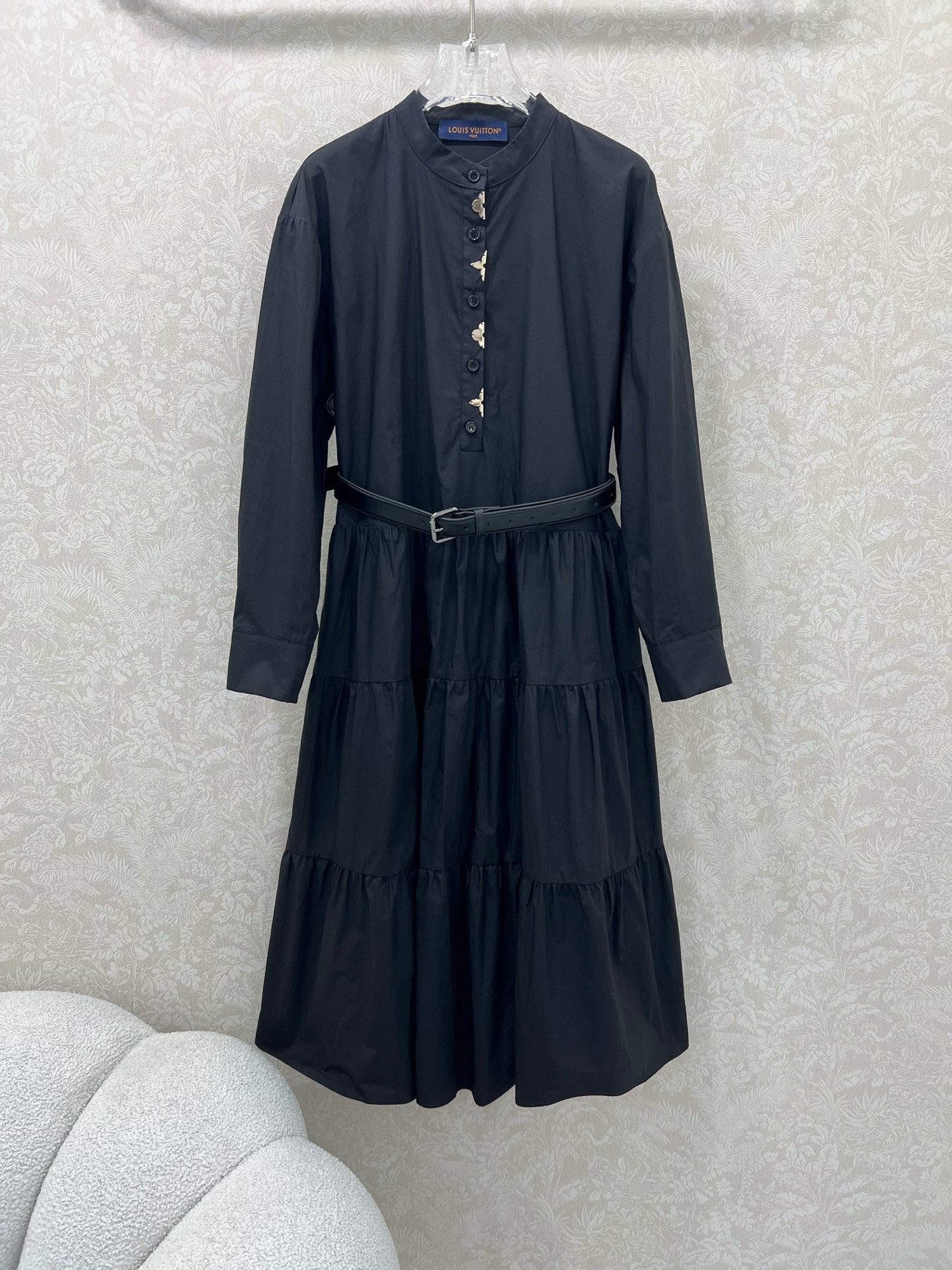 🔥🔥LOUIS VUITT*N路易/威登 25新款纯棉长袖连衣裙 超级简单大气的净色系列  胸前金属五金