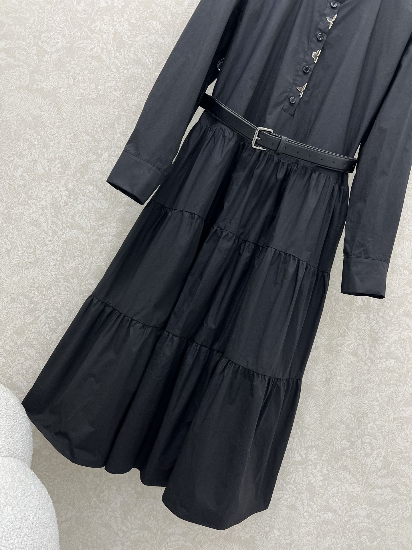 🔥🔥LOUIS VUITT*N路易/威登 25新款纯棉长袖连衣裙 超级简单大气的净色系列  胸前金属五金