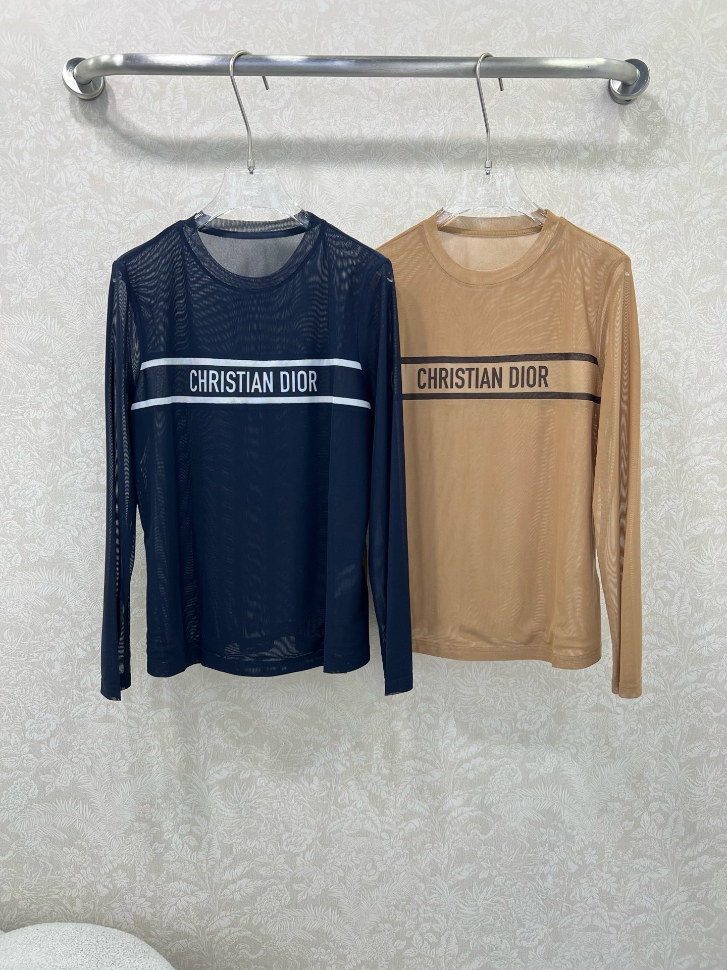 🔥🔥DIO* 25新款网纱打底衫~纯色中间字母logo印花  网纱面料亲肤又透气  超级轻薄 单看不起眼