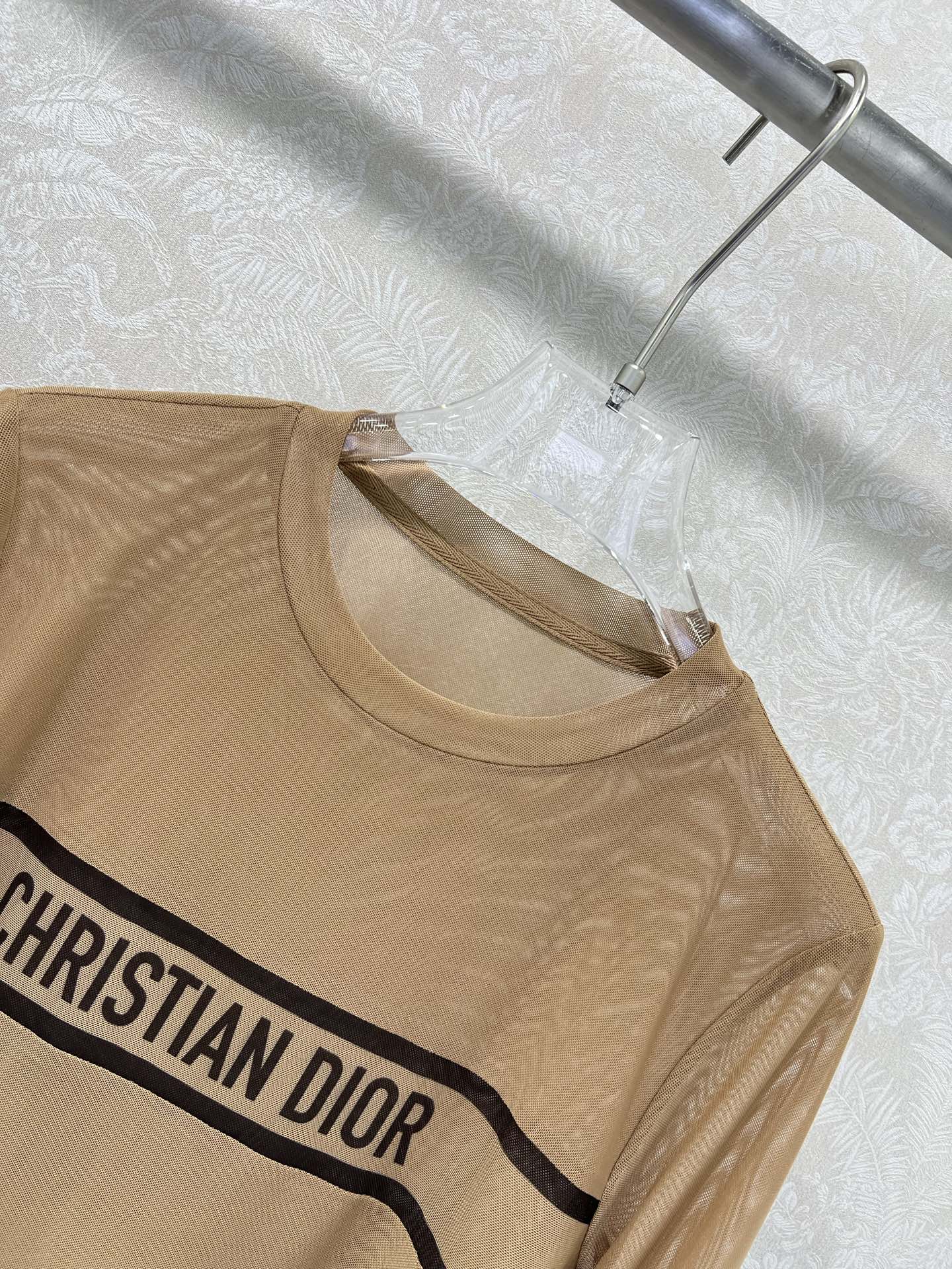 🔥🔥DIO* 25新款网纱打底衫~纯色中间字母logo印花  网纱面料亲肤又透气  超级轻薄 单看不起眼